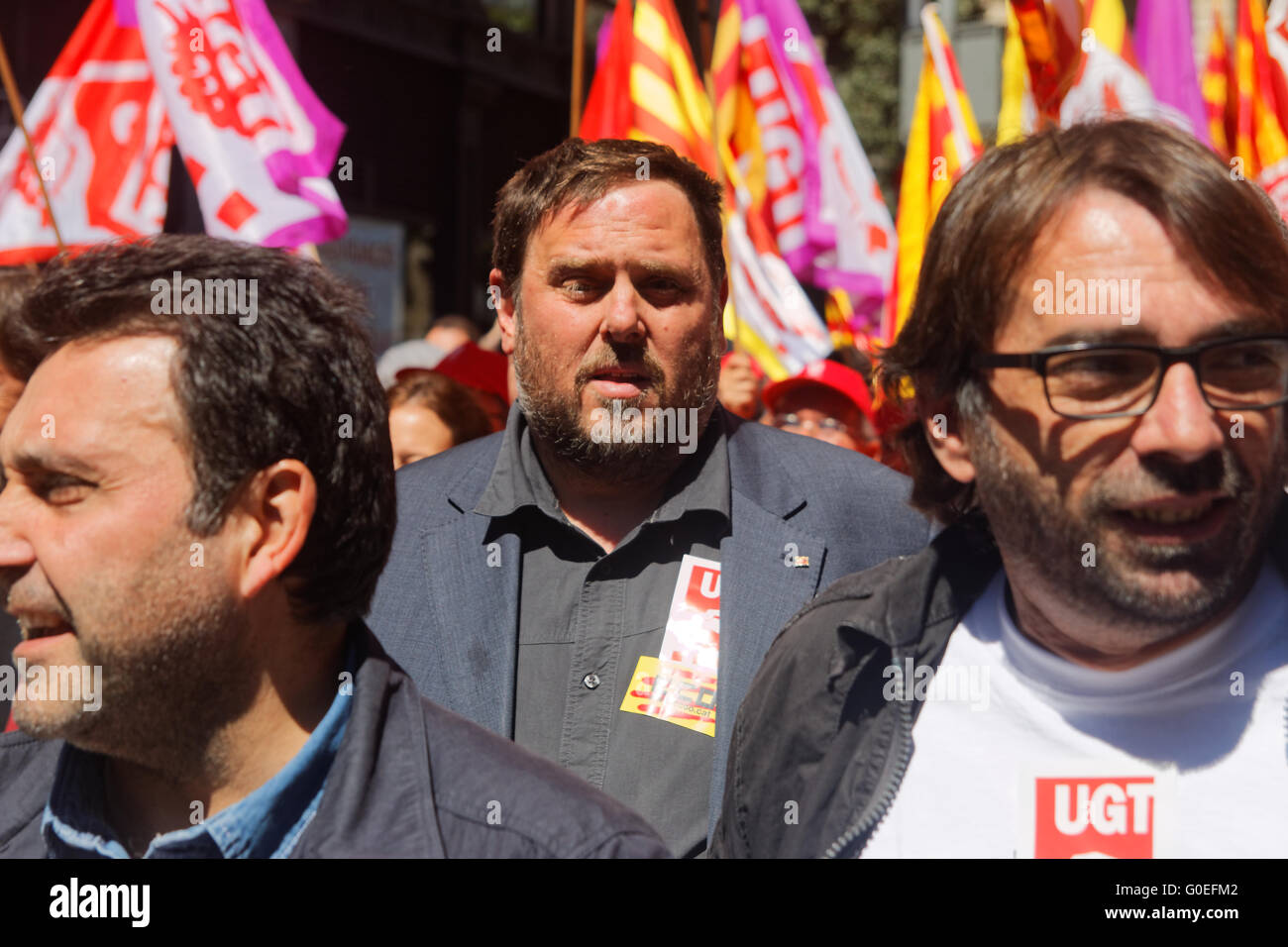 Barcelona, Katalonien, Spanien. 1. Mai 2016. Die beiden größten ubions Spaniens UGT und CCOO, die während des 1. Mai feiern. CCOO sind die kommunistischen Arbeiter Provisionen, Comissiones Obreras. UGT ist die Allgemeine Gewerkschaft der Arbeiter, Union General de Trabajadores. Im Hintergrund Oriol Junqueras, Vizepräsident von Katalonien und Präsident des ERC, Republikanische Linke Kataloniens, Esquerra Republicana. Karl Burkhof/Alamy leben Nachrichten Stockfoto