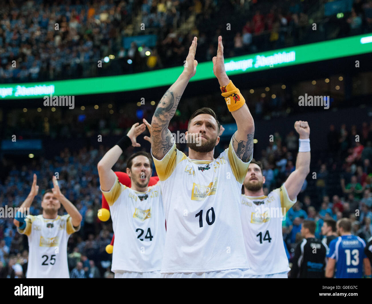 Hamburg, Deutschland. 30. April 2016. Magdeburger Marko Bezjak (L-R), Michael Haass, Fabian van Olphen und Jacob Bagersted feiern nach die DHB-Pokal Halbfinale Finale Handball-match zwischen Bergischer HC und SC Magdeburg in der Barlaycard Arena in Hamburg, Deutschland, 30. April 2016. Foto: LUKAS SCHULZE/Dpa/Alamy Live News Stockfoto