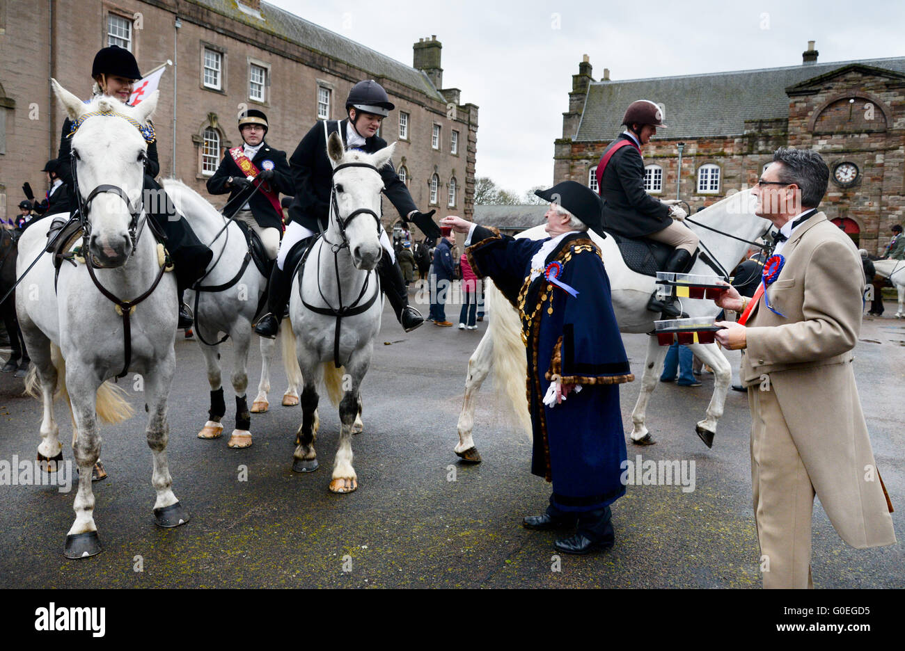 Berwick nach Tweed, England, 01 Mai 2016. Berwick nach Tweed, England, 01 Mai 2016. Berwick nach Tweed ist 407th reiten die Ausgrenze, Sheriff Ian Hay Übergabe Steigbügel Tassen für Fahrer in der Barracks.The Grenzen wurden durch die Schotten und Engländer in 1438.Riding der Grenzen abgestimmten Vorgaben wurde einem bürgerlichen Anlass, im Jahr 1609. Bildnachweis: Troy GB Bilder/Alamy Live News Stockfoto