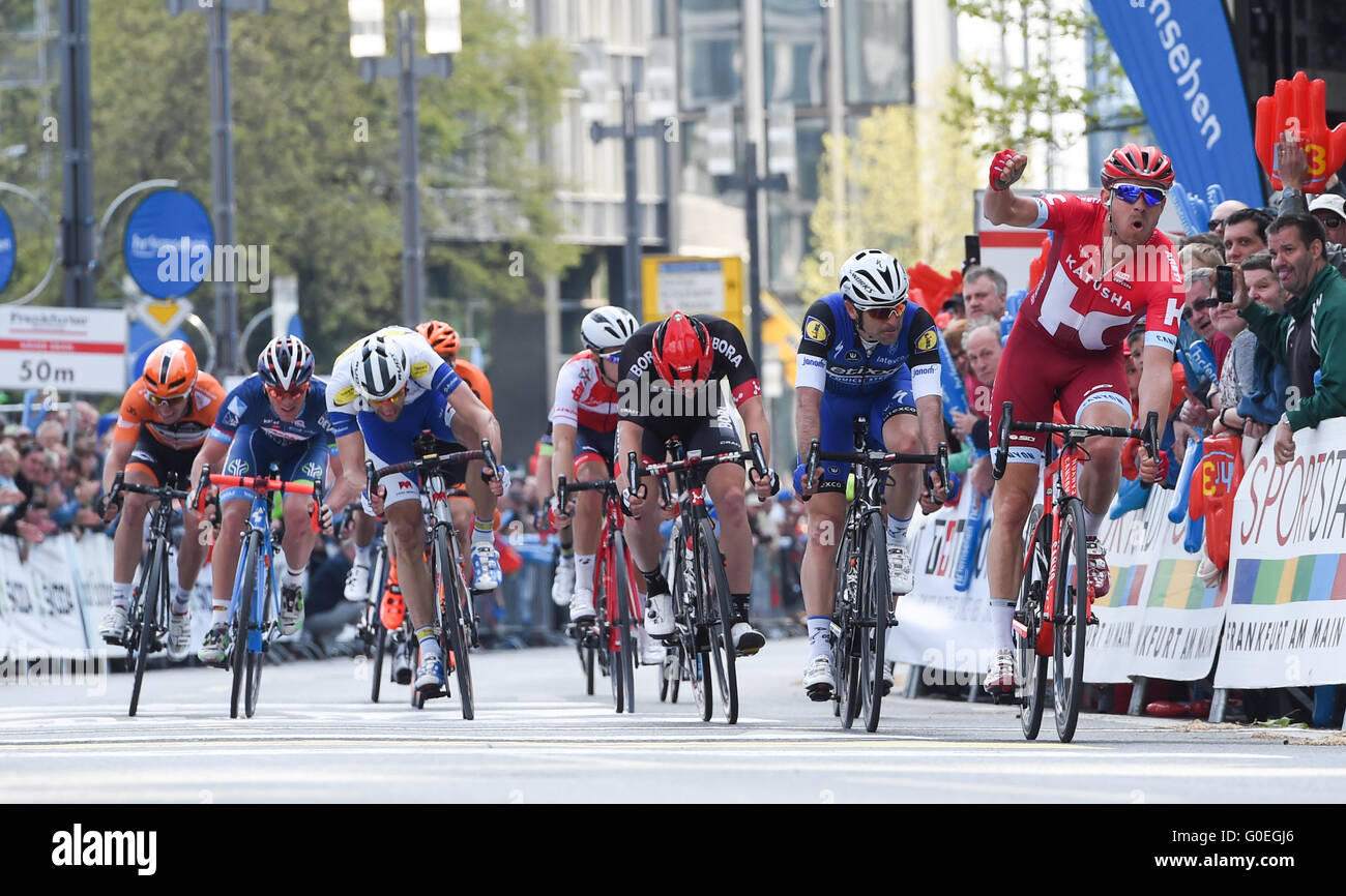 Gewinner Alexander Kristoff (R) von Team Katjuscha feiert auf der Ziellinie der Eschborn-Frankfurt City Loop, in Frankfurt Am Main, Deutschland, 1. Mai 2016. Foto: ARNE DEDERT/dpa Stockfoto