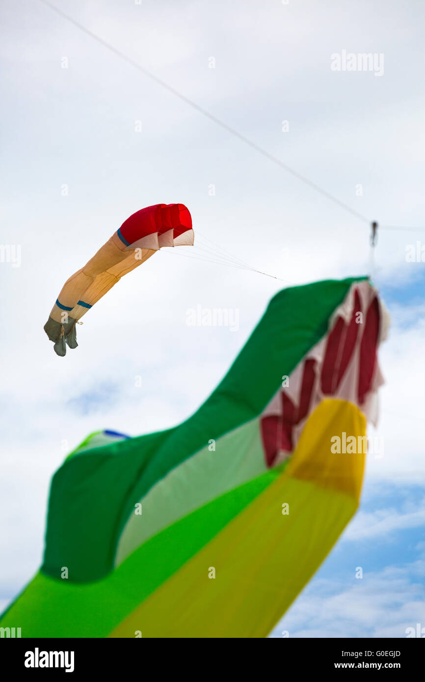 Weymouth, Dorset, Vereinigtes Königreich, 1. Mai 2016. Besucher begeben sich zum Weymouth Beach, um die wunderbare Ausstellung von Drachen zu sehen, die beim Weymouth Kite Festival geflogen werden. Krokodildrachen fliegen und hungrig aussehen mit Beinen Drachen darüber. Kredit: Carolyn Jenkins/Alamy Live News Stockfoto