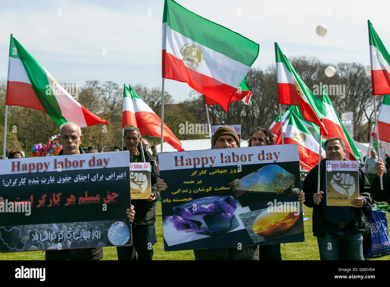 Kopenhagen, Dänemark, 1. Mai 2016: Mitglieder der "Iranische Volk Fedai-Mehrheit" mit Fahnen gehen in einer Prozession in Faelledparken wo Maifeiertag in Kopenhagen gefeiert wird. Bildnachweis: OJPHOTOS/Alamy Live-Nachrichten Stockfoto