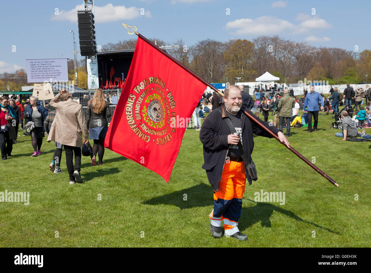 Kopenhagen, Dänemark, 1. Mai 2016. Der Fahrer Gewerkschaft rote Banner in The International Workers Tag oder Tag der Arbeit in Faelledparken, Kopenhagen gemeinsame. Eine beliebte Kampagne und Festival-Tag voller politische reden, ein paar Drinks und Unterhaltung. Bildnachweis: Niels Quist/Alamy Live-Nachrichten Stockfoto