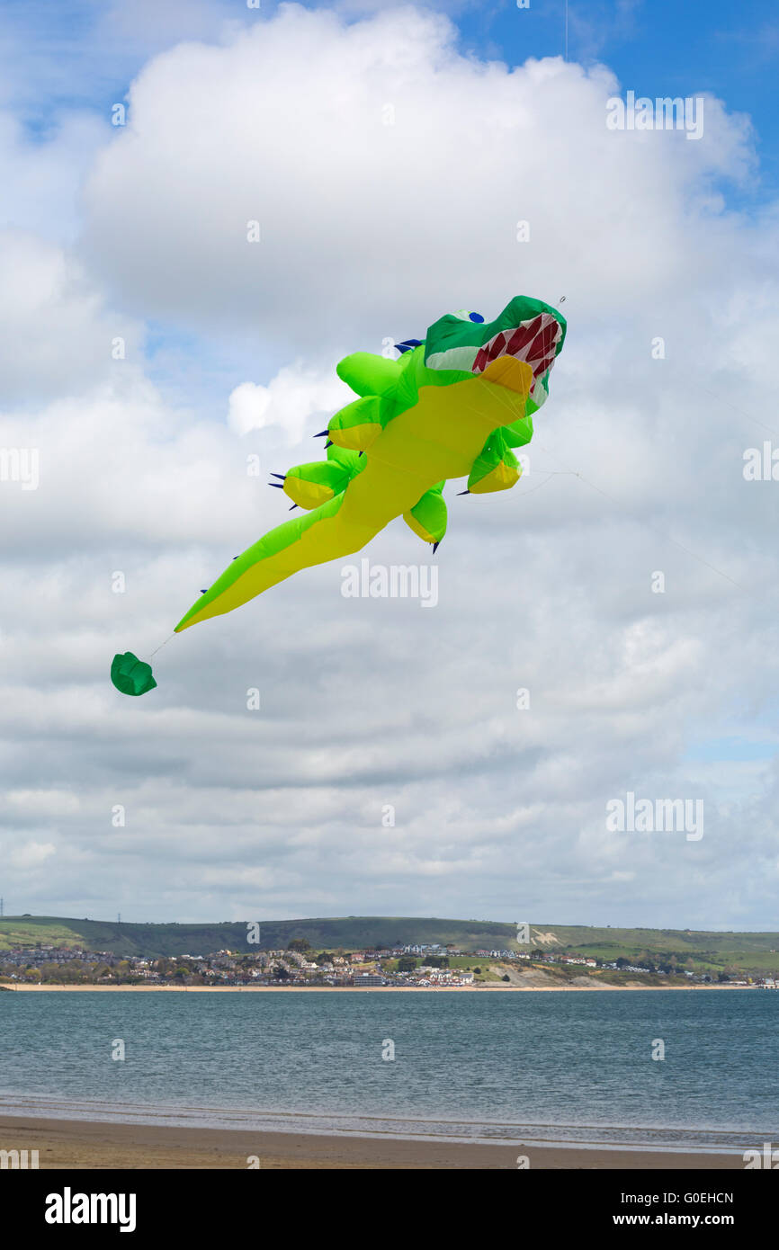 Weymouth, Dorset, Vereinigtes Königreich, 1. Mai 2016. Besucher begeben sich zum Weymouth Beach, um die wunderbare Ausstellung von Drachen zu sehen, die beim Weymouth Kite Festival geflogen werden. Krokodildrachen fliegen. Kredit: Carolyn Jenkins/Alamy Live News Stockfoto