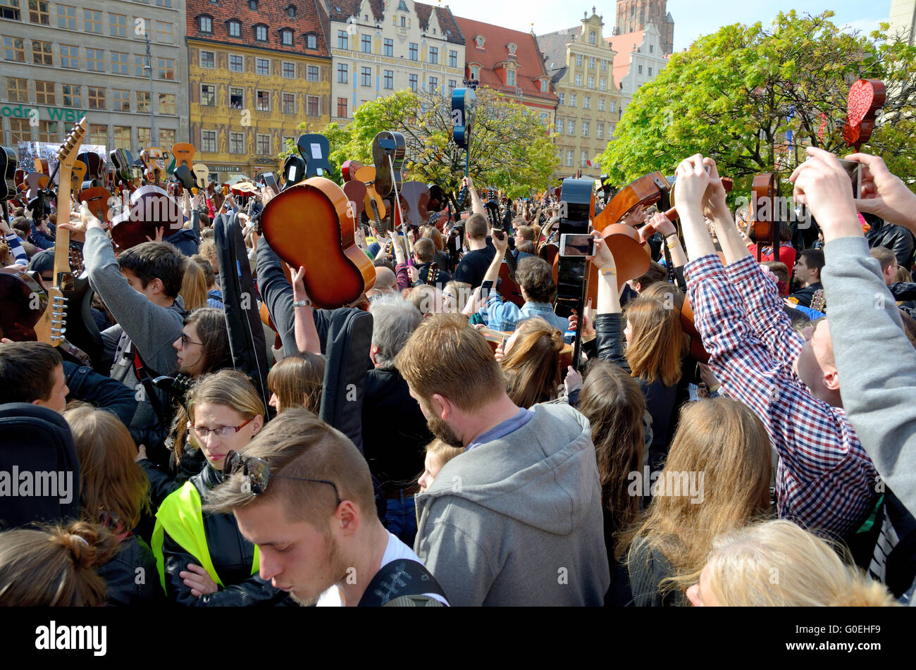 Wroclaw, Polen. 1. Mai 2016. Mehr als 7 Tausende Gitarristen erreichen neuer Guiness Rekord spielen Hey Joe während danke Jimi Festival am 1. Mai 2016 in Wroclaw, Polen. Bildnachweis: Bartolomeus Magierowski/Alamy Live-Nachrichten Stockfoto