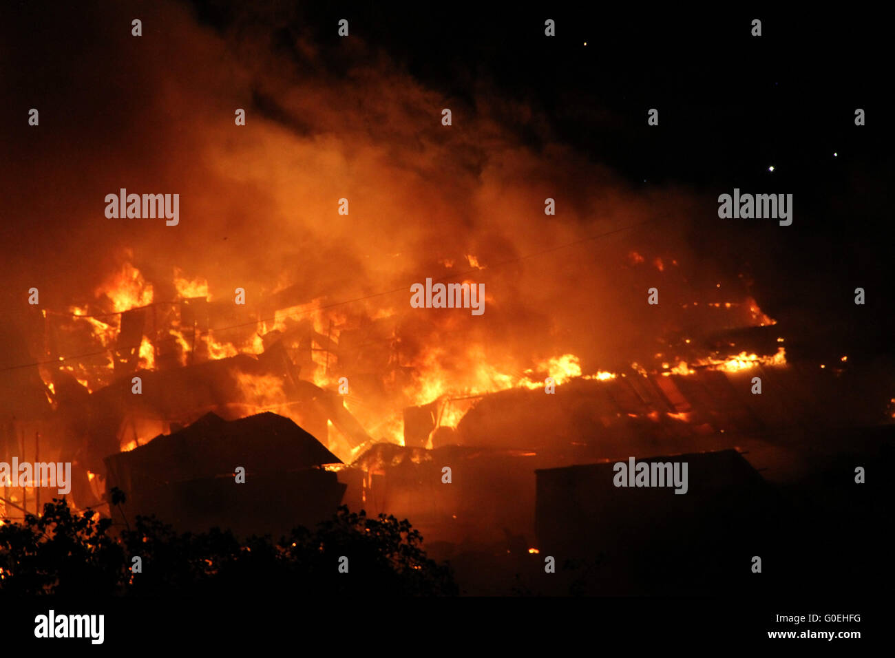 Dhaka, Bangladesch. 1. Mai 2016. Feuer ist in der größten Küche Markt Karwan Bazar in Dhaka, Bangladesch am 1. Mai 2016 ausgebrochen. Feuer-Service Zimmer Kontrollbeamten sagte, 22 Einheiten der Brandbekämpfung Mannschaften um die Flammen unter Kontrolle zu bringen. Es gibt ca. 200 Geschäfte in der Umgebung - wo Lebensmittel und andere waren Küche regelmäßig Dhaka City verteilt sind nach kommen aus verschiedenen Teilen des Landes. Bildnachweis: Rehman Asad/Alamy Live-Nachrichten Stockfoto