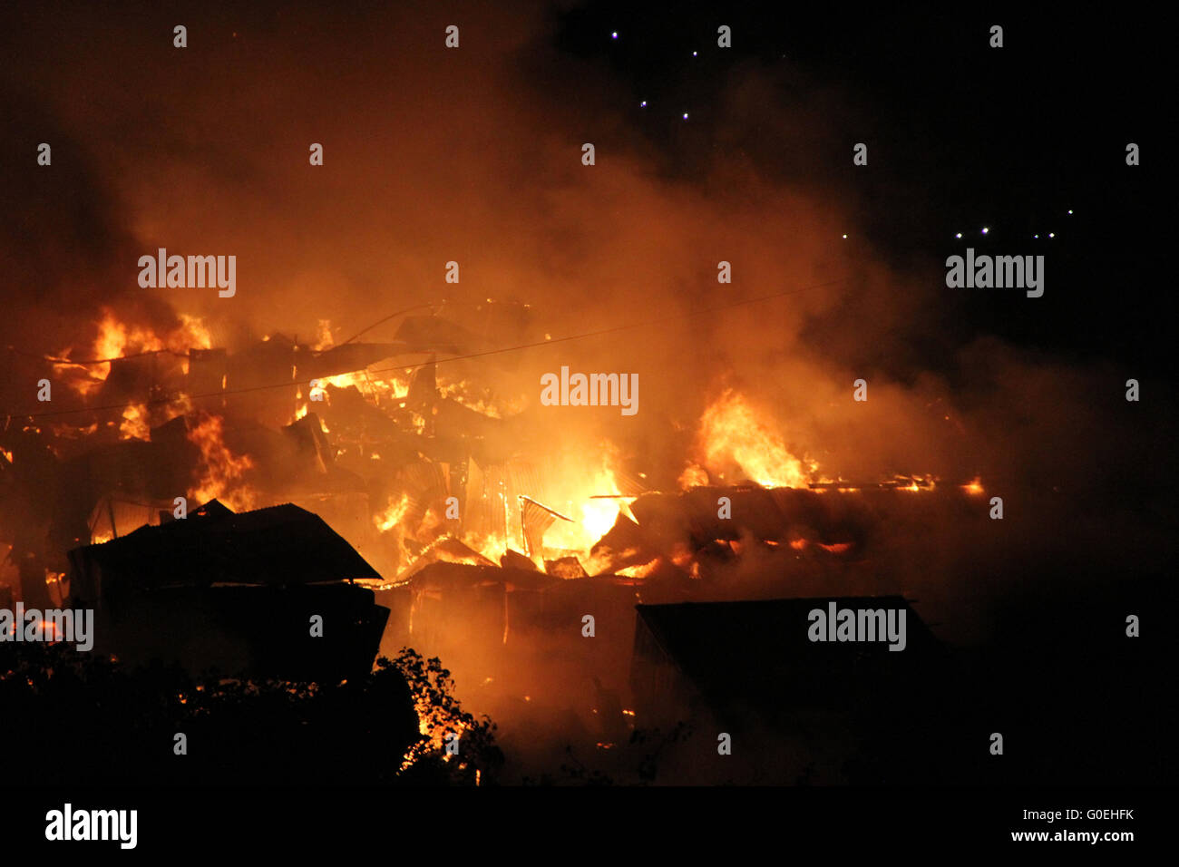 Dhaka, Bangladesch. 1. Mai 2016. Feuer ist in der größten Küche Markt Karwan Bazar in Dhaka, Bangladesch am 1. Mai 2016 ausgebrochen. Feuer-Service Zimmer Kontrollbeamten sagte, 22 Einheiten der Brandbekämpfung Mannschaften um die Flammen unter Kontrolle zu bringen. Es gibt ca. 200 Geschäfte in der Umgebung - wo Lebensmittel und andere waren Küche regelmäßig Dhaka City verteilt sind nach kommen aus verschiedenen Teilen des Landes. Bildnachweis: Rehman Asad/Alamy Live-Nachrichten Stockfoto