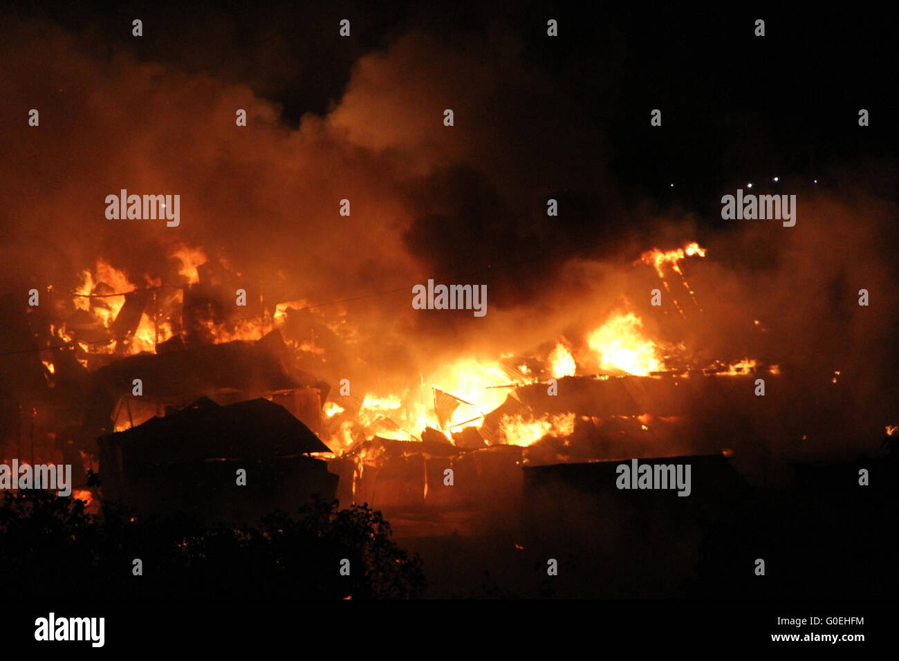 Dhaka, Bangladesch. 1. Mai 2016. Feuer ist in der größten Küche Markt Karwan Bazar in Dhaka, Bangladesch am 1. Mai 2016 ausgebrochen. Feuer-Service Zimmer Kontrollbeamten sagte, 22 Einheiten der Brandbekämpfung Mannschaften um die Flammen unter Kontrolle zu bringen. Es gibt ca. 200 Geschäfte in der Umgebung - wo Lebensmittel und andere waren Küche regelmäßig Dhaka City verteilt sind nach kommen aus verschiedenen Teilen des Landes. Bildnachweis: Rehman Asad/Alamy Live-Nachrichten Stockfoto