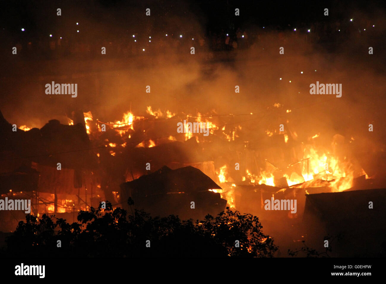 Dhaka, Bangladesch. 1. Mai 2016. Feuer ist in der größten Küche Markt Karwan Bazar in Dhaka, Bangladesch am 1. Mai 2016 ausgebrochen. Feuer-Service Zimmer Kontrollbeamten sagte, 22 Einheiten der Brandbekämpfung Mannschaften um die Flammen unter Kontrolle zu bringen. Es gibt ca. 200 Geschäfte in der Umgebung - wo Lebensmittel und andere waren Küche regelmäßig Dhaka City verteilt sind nach kommen aus verschiedenen Teilen des Landes. Bildnachweis: Rehman Asad/Alamy Live-Nachrichten Stockfoto