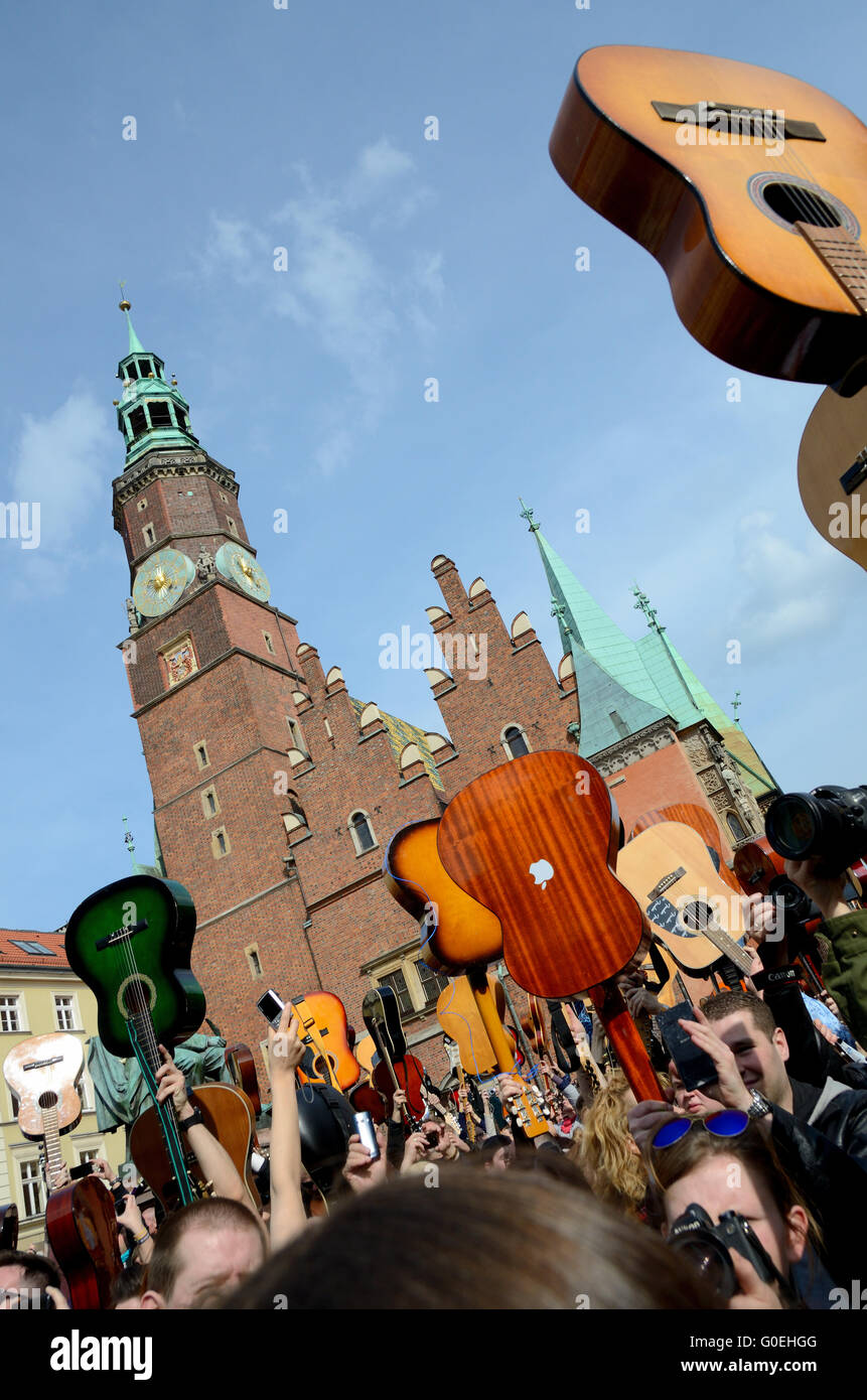 Wroclaw, Polen. 1. Mai 2016. Mehr als 7 Tausende Gitarristen erreichen neuer Guiness Rekord spielen Hey Joe während danke Jimi Festival am 1. Mai 2016 in Wroclaw, Polen. Bildnachweis: Bartolomeus Magierowski/Alamy Live-Nachrichten Stockfoto