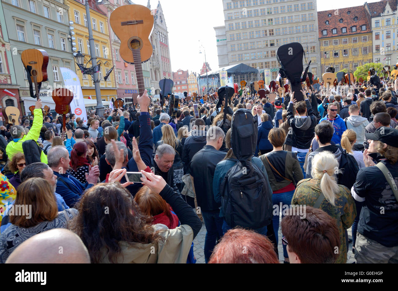 Wroclaw, Polen. 1. Mai 2016. Menge jubelt nach dem offiziellen Ergebnis der neuen Gitarre Guiness Rekord während danke Jimi Festival am 1. Mai 2016 in Wroclaw, Polen. Bildnachweis: Bartolomeus Magierowski/Alamy Live-Nachrichten Stockfoto