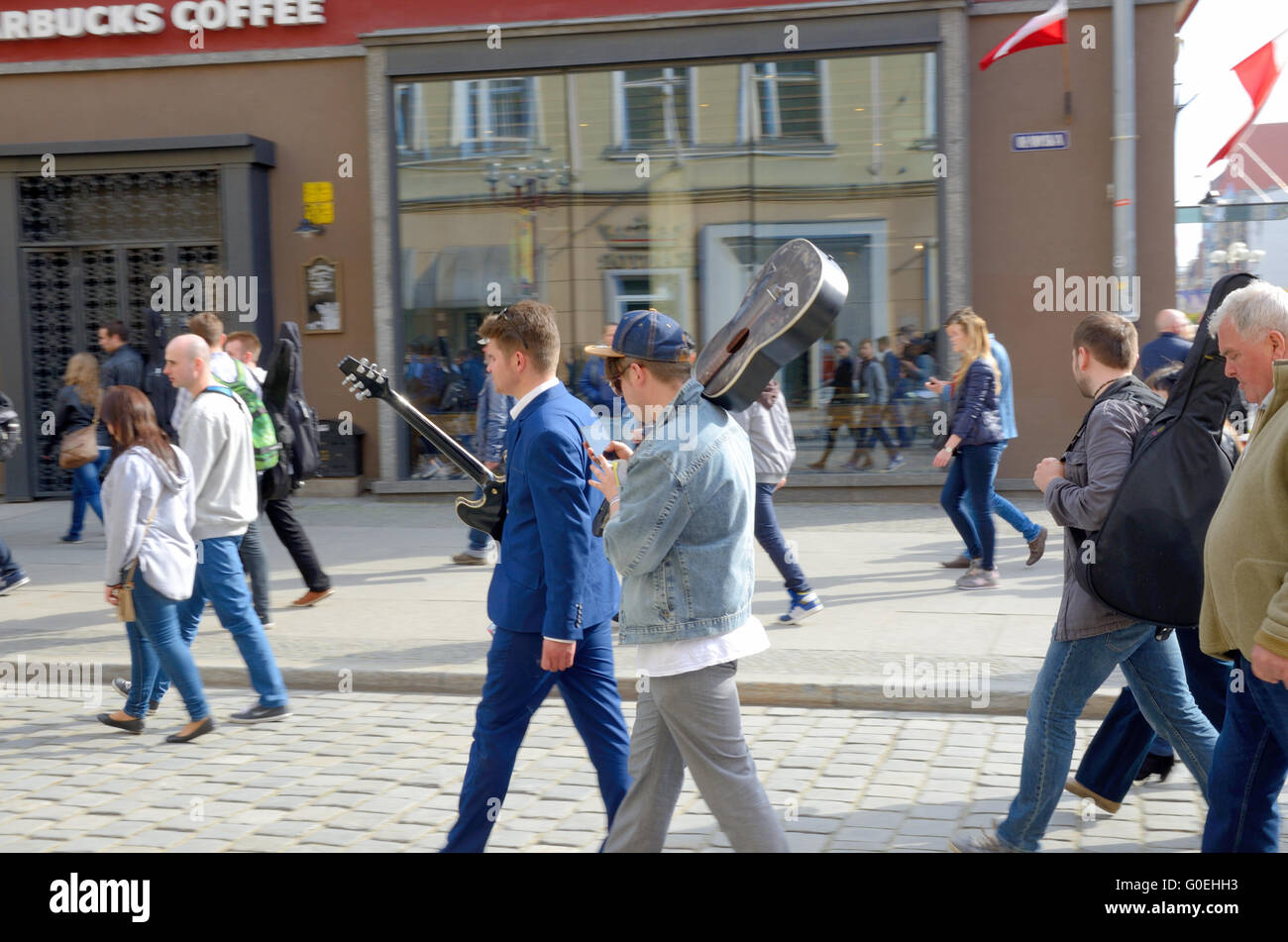 Wroclaw, Polen. 1. Mai 2016. Unbekannten Gitarristen kommen nach Hause mit neuen Gitarre Guiness Rekord nach danke Jimi Festival am 1. Mai 2016 in Wroclaw, Polen. Bildnachweis: Bartolomeus Magierowski/Alamy Live-Nachrichten Stockfoto