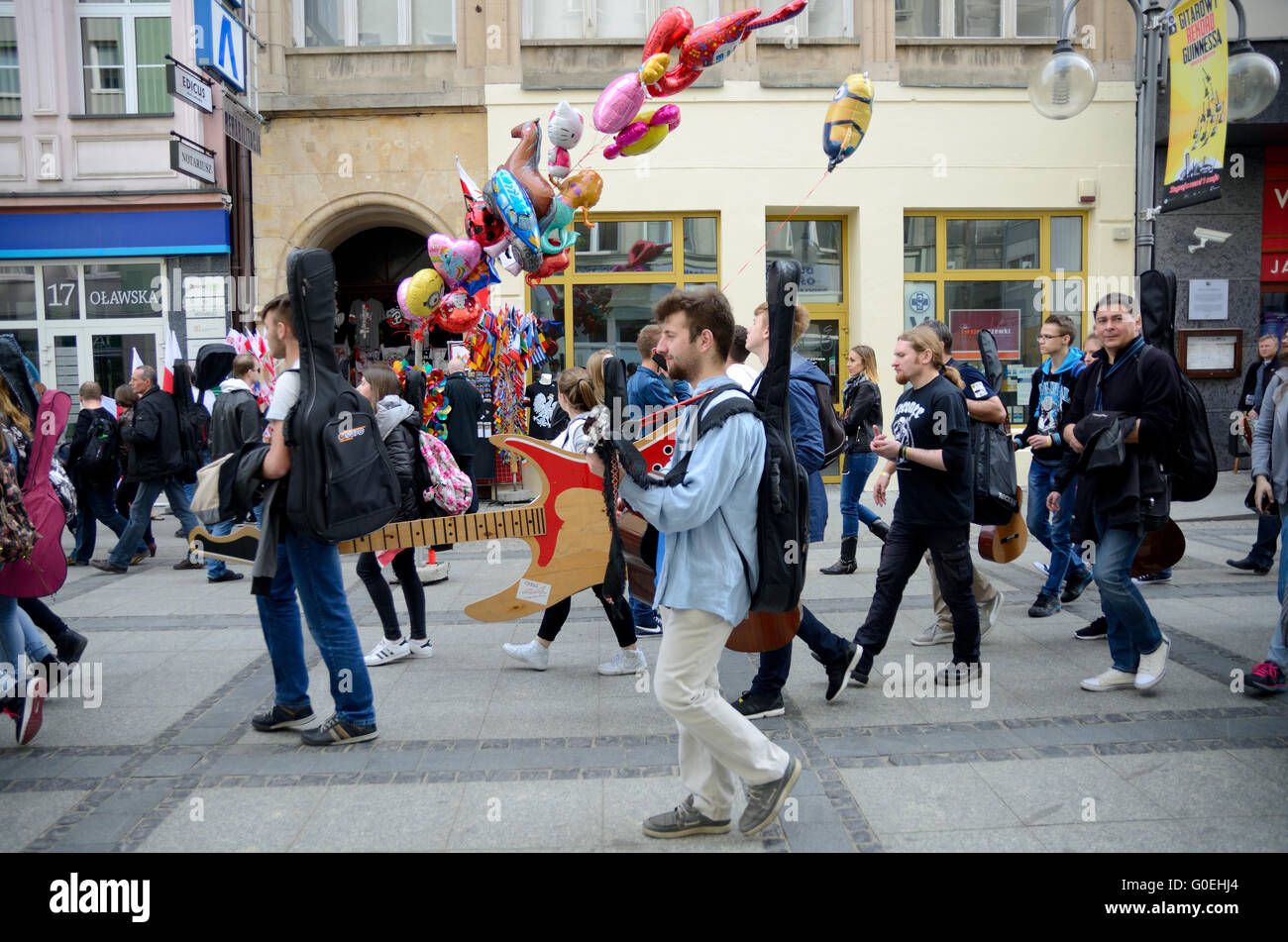 Wroclaw, Polen. 1. Mai 2016. Unbekannten Gitarristen kommen nach Hause mit neuen Gitarre Guiness Rekord nach danke Jimi Festival am 1. Mai 2016 in Wroclaw, Polen. Bildnachweis: Bartolomeus Magierowski/Alamy Live-Nachrichten Stockfoto