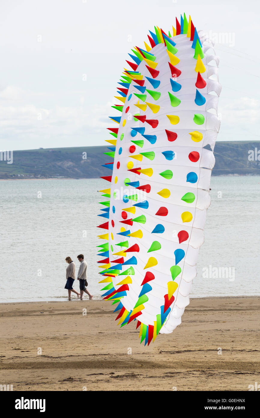 Weymouth, Dorset, Vereinigtes Königreich, 1. Mai 2016. Besucher begeben sich zum Weymouth Beach, um die wunderbare Ausstellung von Drachen zu sehen, die beim Weymouth Kite Festival geflogen werden. Ein Paar, das an Ringdrachen mit farbigen Stacheln am Meer vorbeiläuft. Kredit: Carolyn Jenkins/Alamy Live News Stockfoto