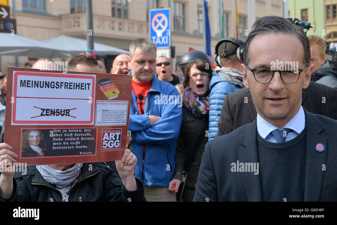 Zwickau, Deutschland. 1. Mai 2016. Anti-Islam-Demonstranten rufen Parolen in der Nähe von German Justice Minister Heiko Maas (R), die auf dem Weg zu seinem Dienstwagen, anlässlich der Maifeiertag in Zwickau, Deutschland, 1. Mai 2016 ist. Das Plakat liest "Freie Meinungsäußerung" und dem durchgestrichenen Wort "Zensur". Die Rallye durch den Bund der Deutsche Gewerkschaftsbund (DGB) während die Maas sprach unter anderem von Anti-Islam-Demonstranten gestört wurde. Foto: HENDRIK SCHMIDT/Dpa/Alamy Live News Stockfoto