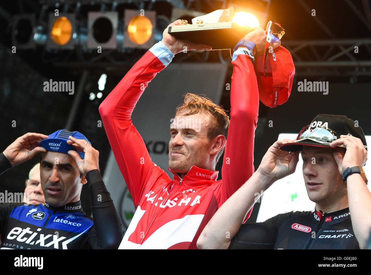 Norwegischen Vorjahressieger Alexander Kristoff (C) des Team Katjuscha feiert feiert neben Vizemeister argentinischen Maximiliano Richez (L) und Drittplatzierten Sam Bennett (R) Irland Pose während der Siegerehrung der Eschborn-Frankfurt City Loop, in Frankfurt Am Main, Deutschland, 1. Mai 2016. Foto: ARNE DEDERT/dpa Stockfoto