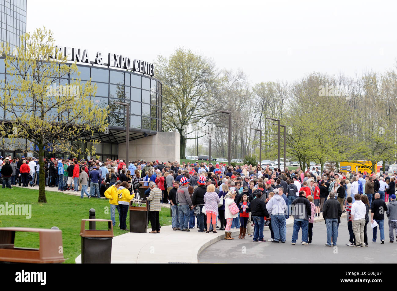 Fort Wayne, Indiana, USA. 1. Mai 2016. Trumpf-Rallye in Fort Wayne Indiana 7 Stunden vor dem start. Bildnachweis: Peter Herman/Alamy Live-Nachrichten Stockfoto