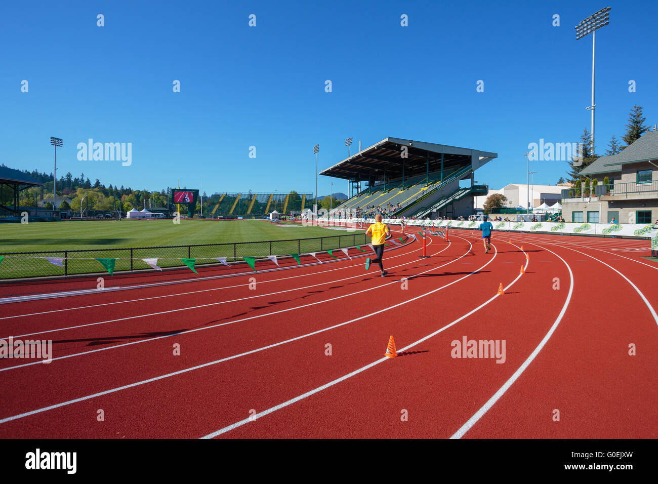 Eugene, OR, USA. 1. Mai 2016. Halbmarathon/half Marathonläufer komplette sanktioniert die Veredelung Wende in Hayward Field in 2016 Eugene Marathon ein USATF Boston Qualifier in Eugene, OR. Joshua Rainey/Alamy Live-Nachrichten Stockfoto