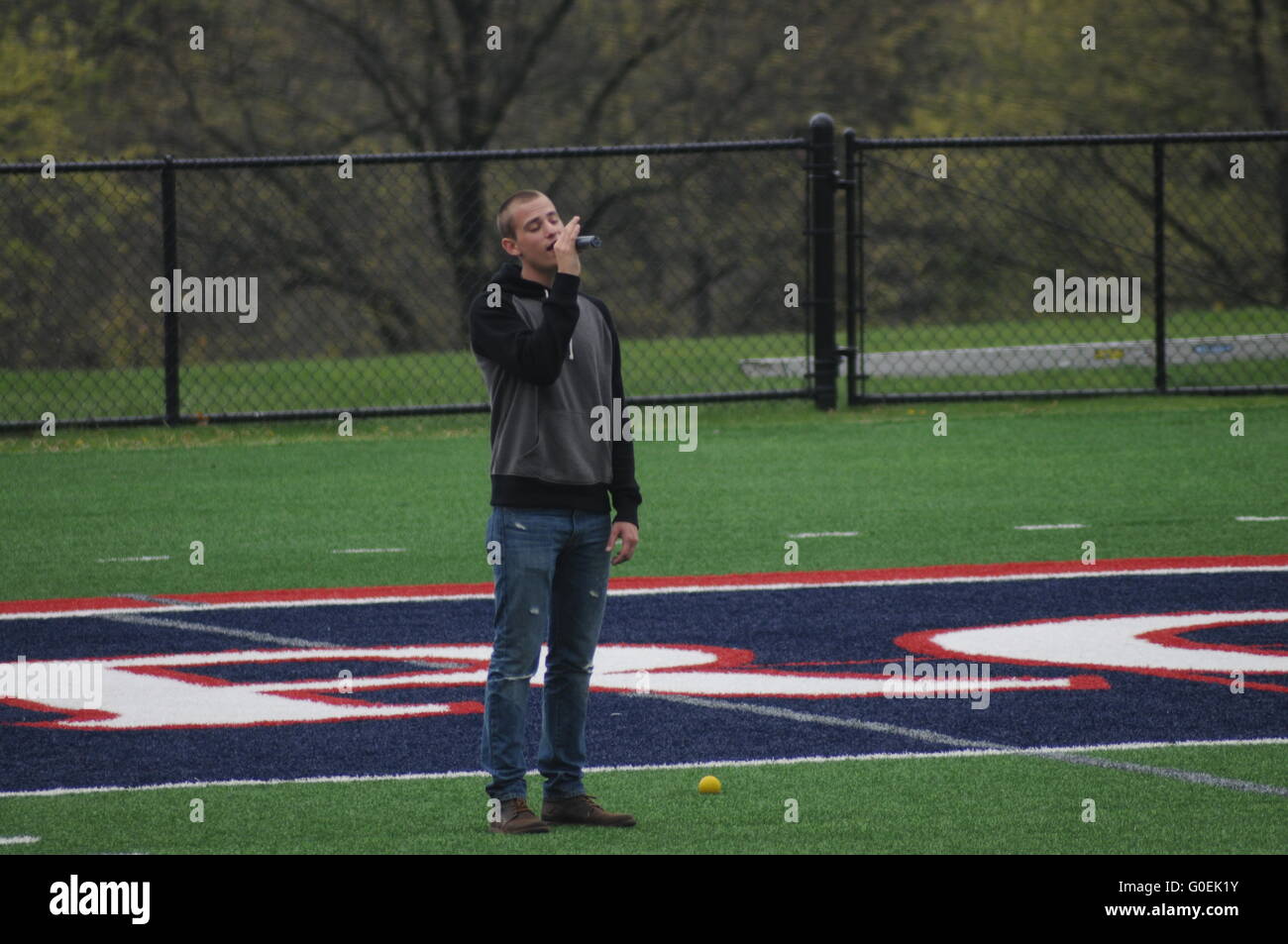 Robert Morris University, Moon Township, Pittsburgh, Pennsylvania, USA. 1. Mai 2016. Chris Jamison singen die Nationalhymne vor RMU Womans Lacrosse Spiel Credit Stimme-Finalist: Chris Hayworth/Alamy Live News Stockfoto