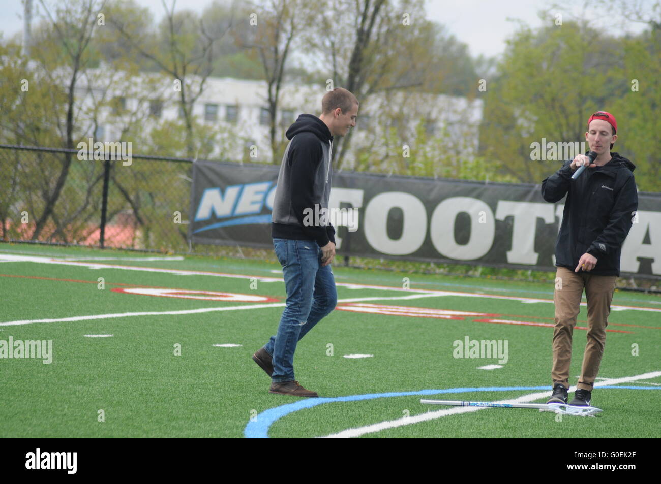 Robert Morris University, Moon Township, Pittsburgh, Pennsylvania, USA. 1. Mai 2016. Chris Jamison Stimme Finalist Teilnahme an der 15 Yard-Challenge bei Robert Morris University Damen Lacrosse Spiel. Bildnachweis: Chris Hayworth/Alamy Live-Nachrichten Stockfoto