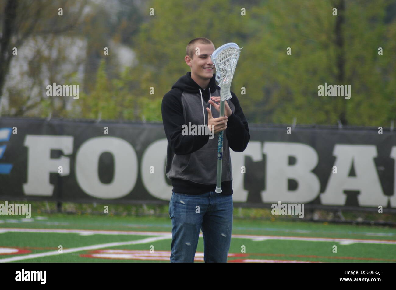 Robert Morris University, Moon Township, Pittsburgh, Pennsylvania, USA. 1. Mai 2016. Chris Jamison The Voice Finalist singen die Nationalhymne vor RMU Womans Lacrosse Spiel Credit: Chris Hayworth/Alamy Live News Stockfoto