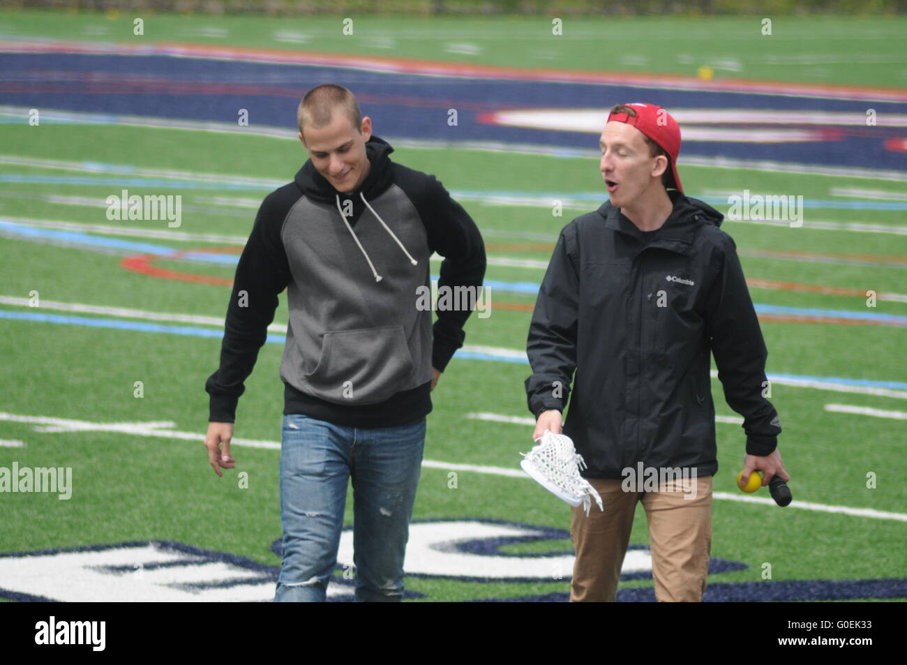 Robert Morris University, Moon Township, Pittsburgh, Pennsylvania, USA. 1. Mai 2016. Chris Jamison The Voice Finalist, begleitet von einem Mitglied der RMU, singen die Nationalhymne Credit: Chris Hayworth/Alamy Live News Stockfoto