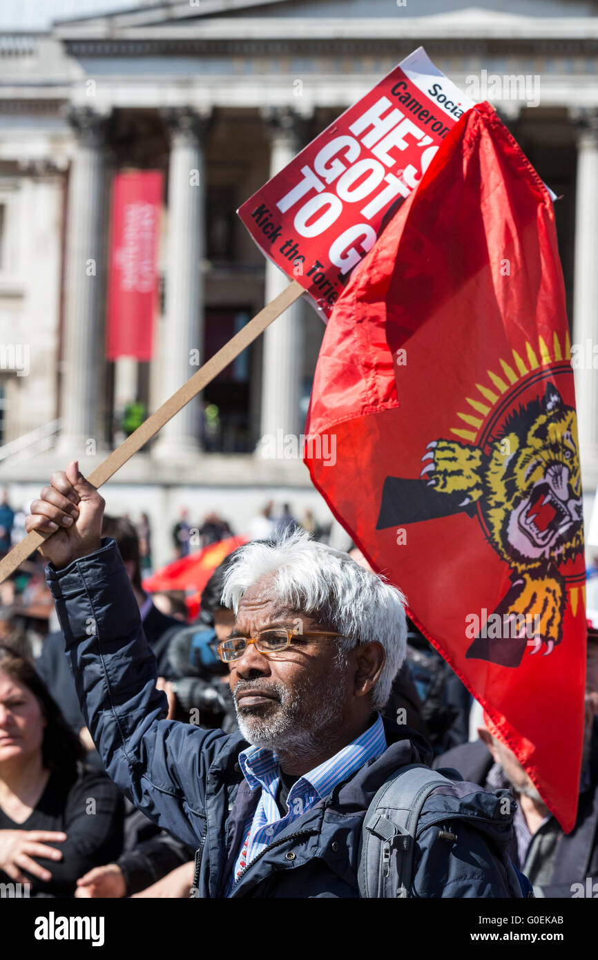 London, UK. 1. Mai 2016. Mann mit einem Tamil Tigers Flagge auf dem Trafalgar Square. Maikundgebung in London. Bildnachweis: Lebendige Bilder/Alamy Live-Nachrichten Stockfoto