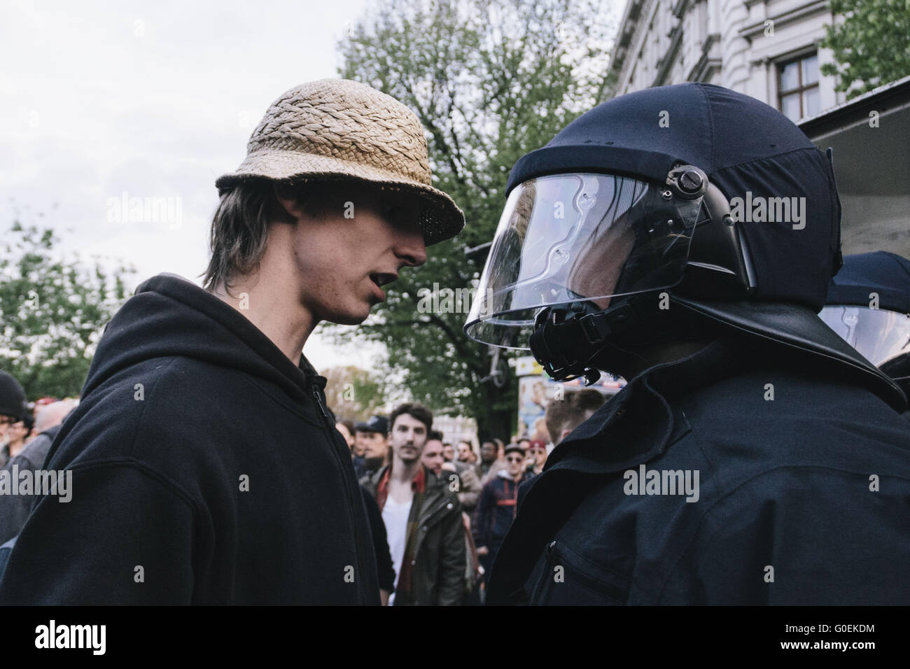 Berlin, Berlin, Deutschland. 1. Mai 2016. Krawalle während der revolutionären 1. können am 1. Mai-Demonstration in Berlin-Kreuzberg. Die Rallye wird von linken und extremen linken Gruppen organisiert. Sozialisten und antifaschistischen Gruppen organisieren die sogenannte "revolutionäre 1. Mai Demonstration'' seit 1987. Bildnachweis: Jan Scheunert/ZUMA Draht/Alamy Live-Nachrichten Stockfoto