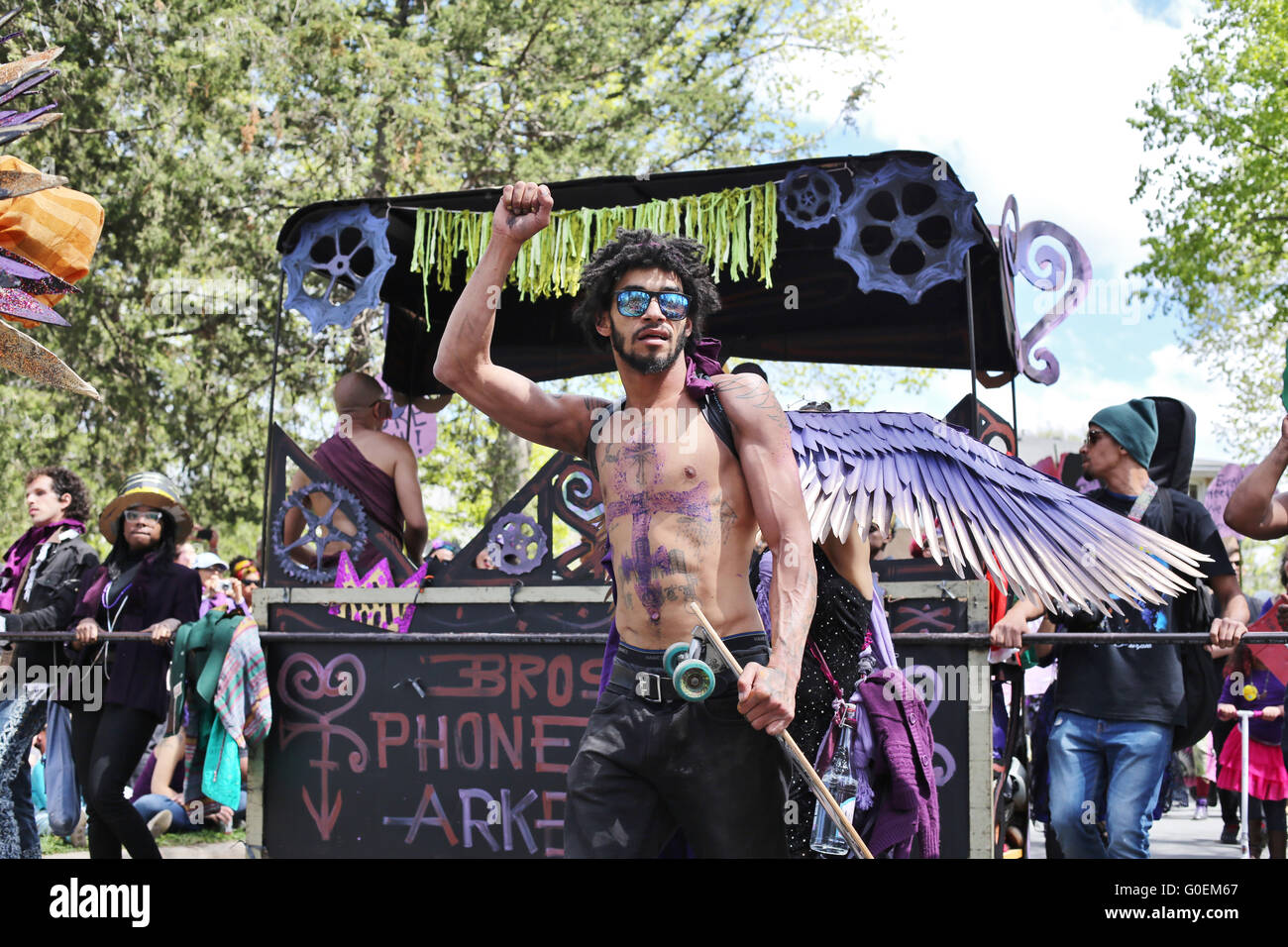 Minneapolis, Minnesota, USA. 1. Mai 2016. Ein Fan trägt das purple Prince-Symbol gemalt auf seiner Brust-Auszeichnung den kürzlich verstorbenen Musiker in seiner Heimatstadt Minneapolis bei der jährlichen May Day Parade. Bildnachweis: Gina Kelly / Alamy Live News Stockfoto