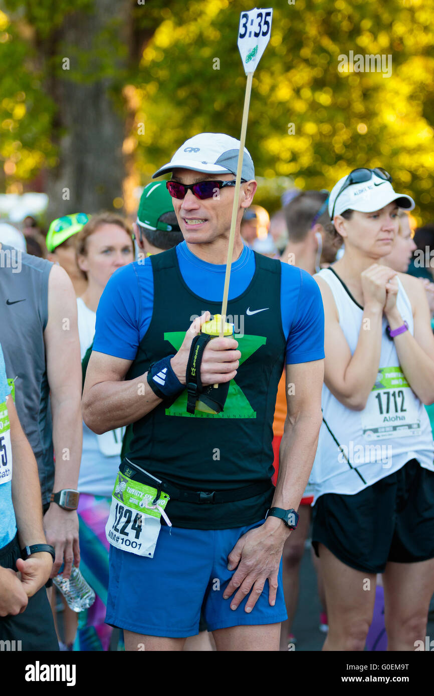 Eugene, OR, USA. 1. Mai 2016. Rennen-Pacer Jerry Mark hält die 03:35 pace Flagge bei den 2016 Eugene Marathon ein USATF sanktioniert Boston Qualifier in Eugene, OR. Joshua Rainey/Alamy Live-Nachrichten Stockfoto