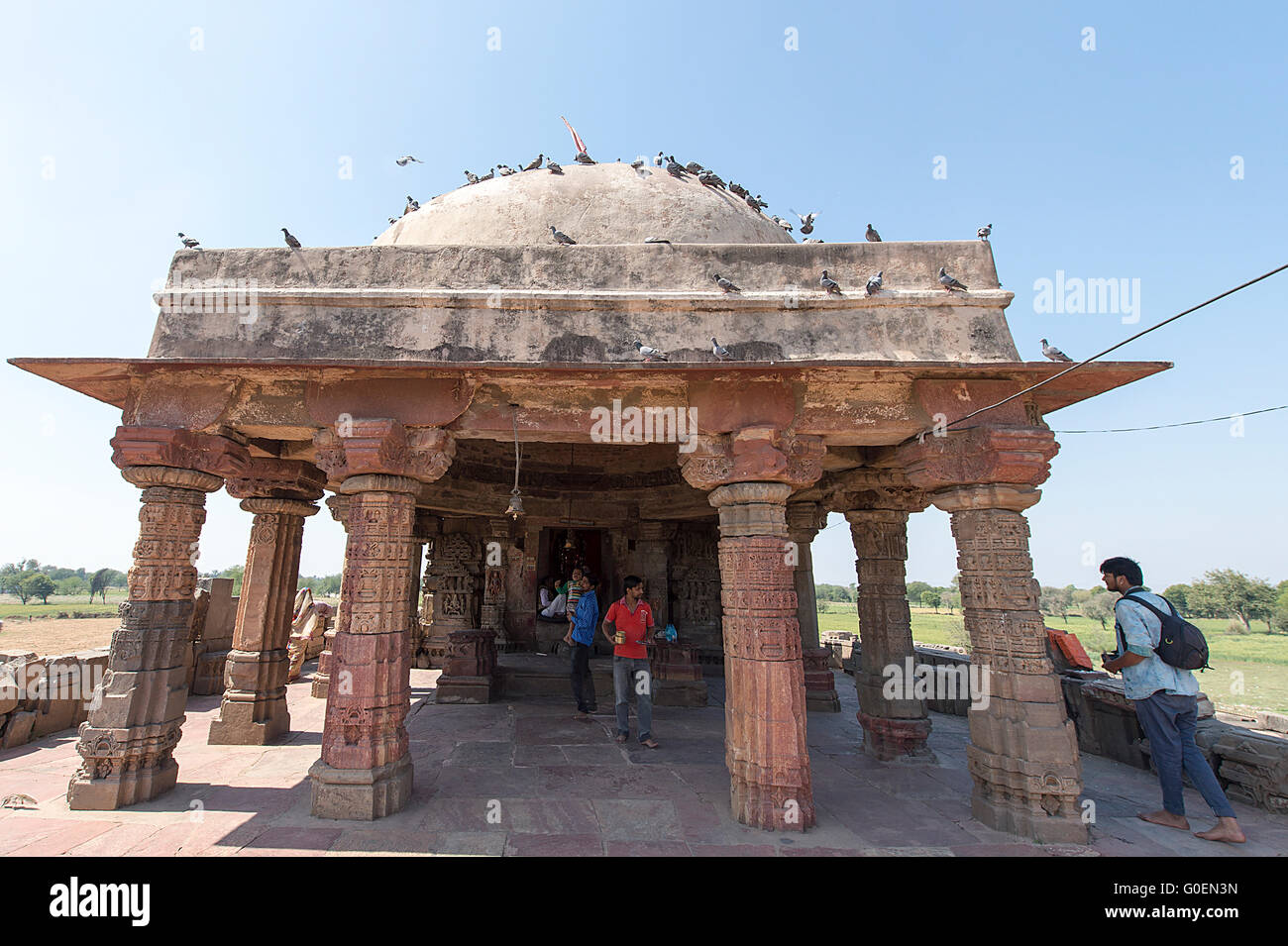 Nicht identifizierte lokale Besucher Harshat Mata Tempel neben dem Chand Baori in Abhaneri Stockfoto