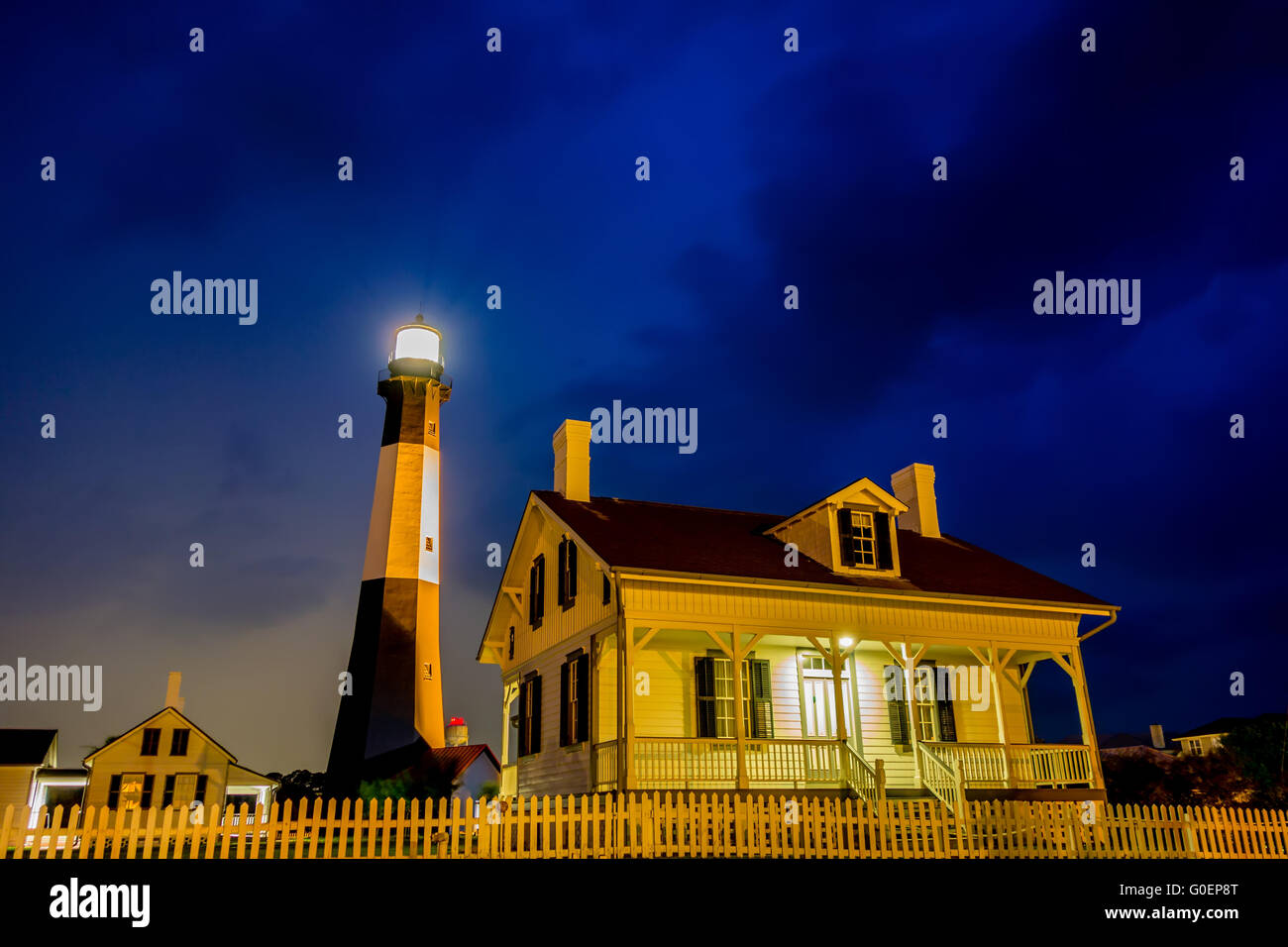 Tybee Island Strand Leuchtturm mit Blitz und Donner Stockfoto