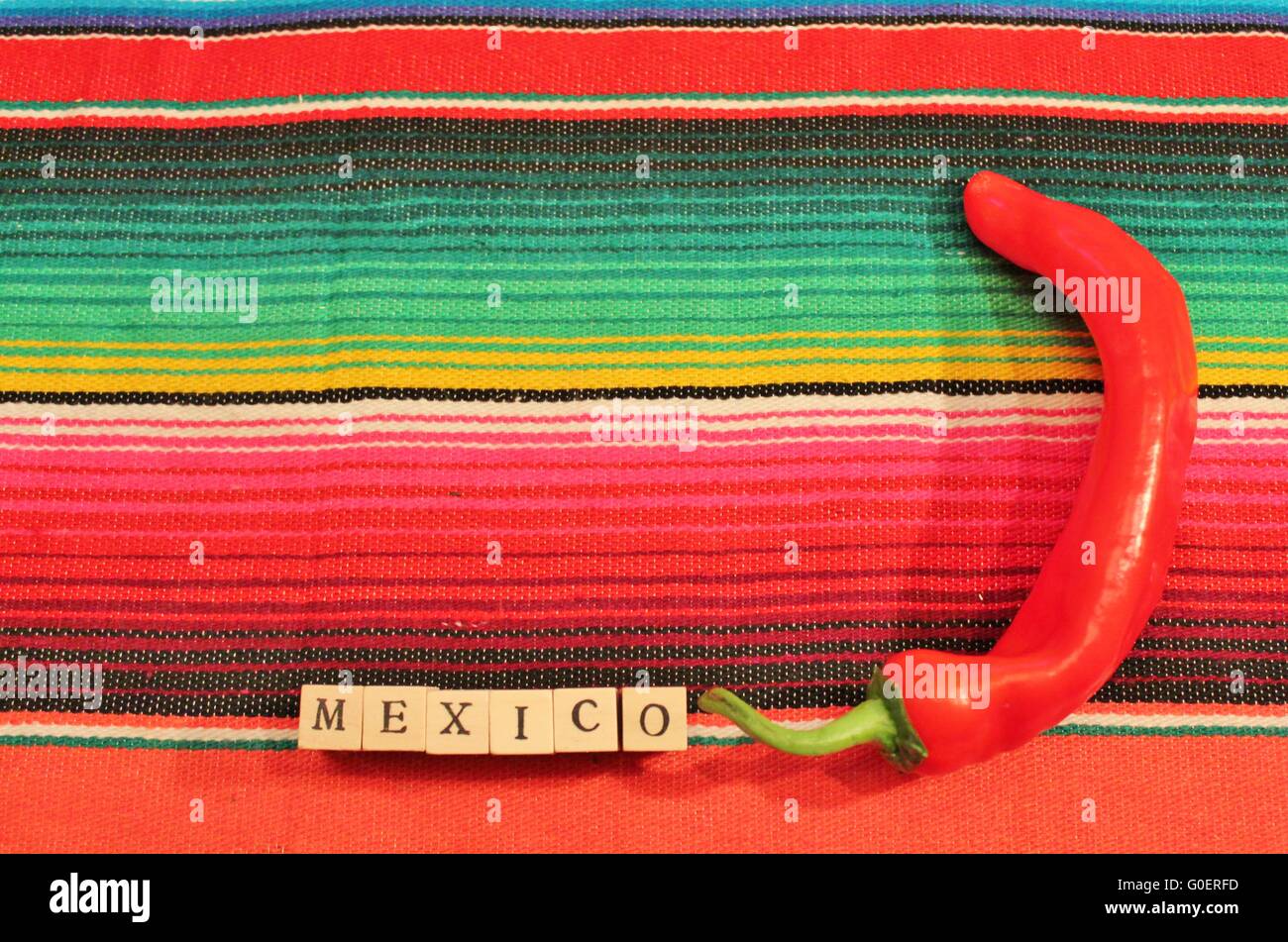 mexikanische handgewebten Teppich Poncho Fiesta mit Streifen Stockfoto