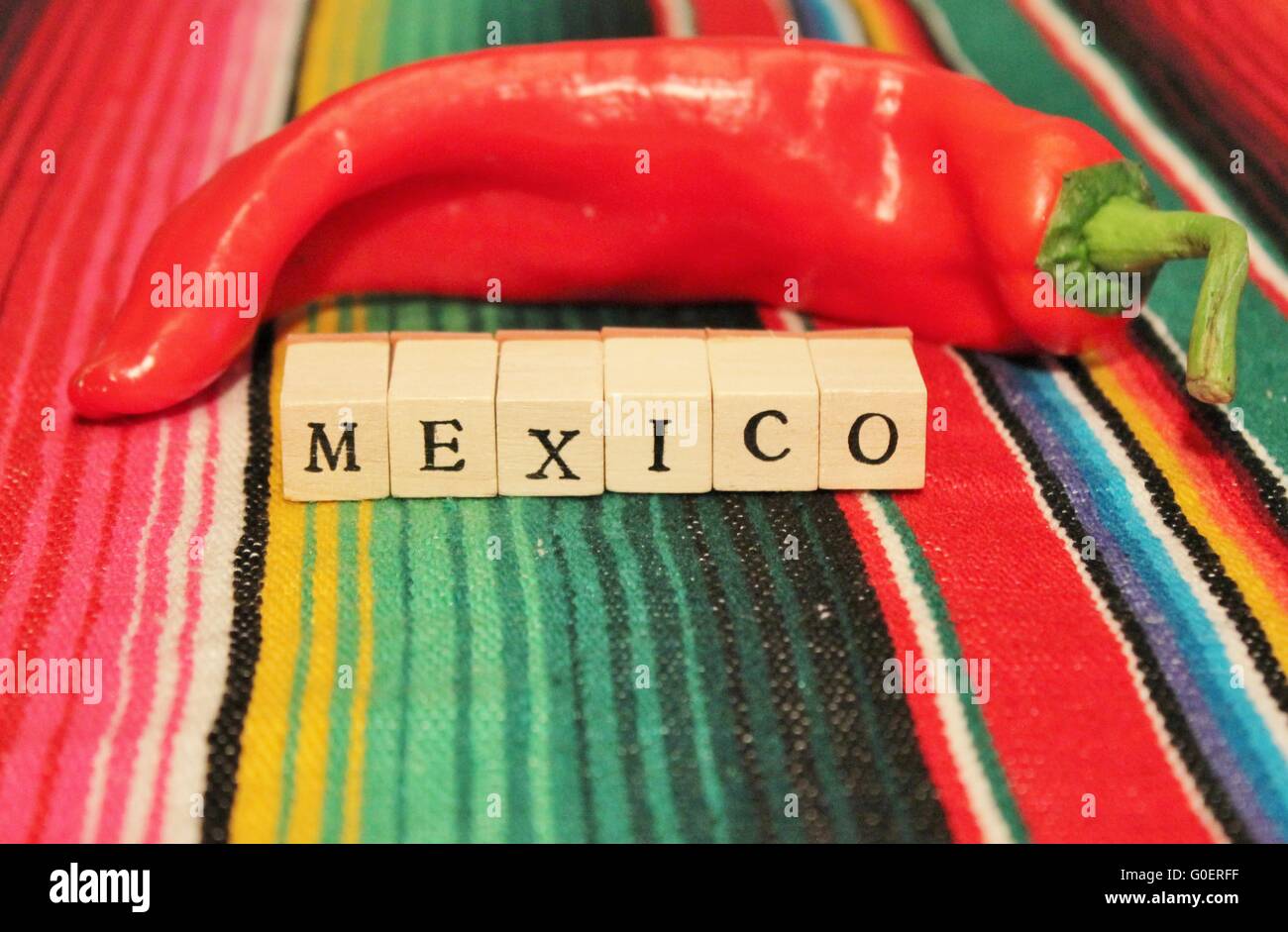 mexikanische handgewebten Teppich Poncho Fiesta mit Streifen Stockfoto