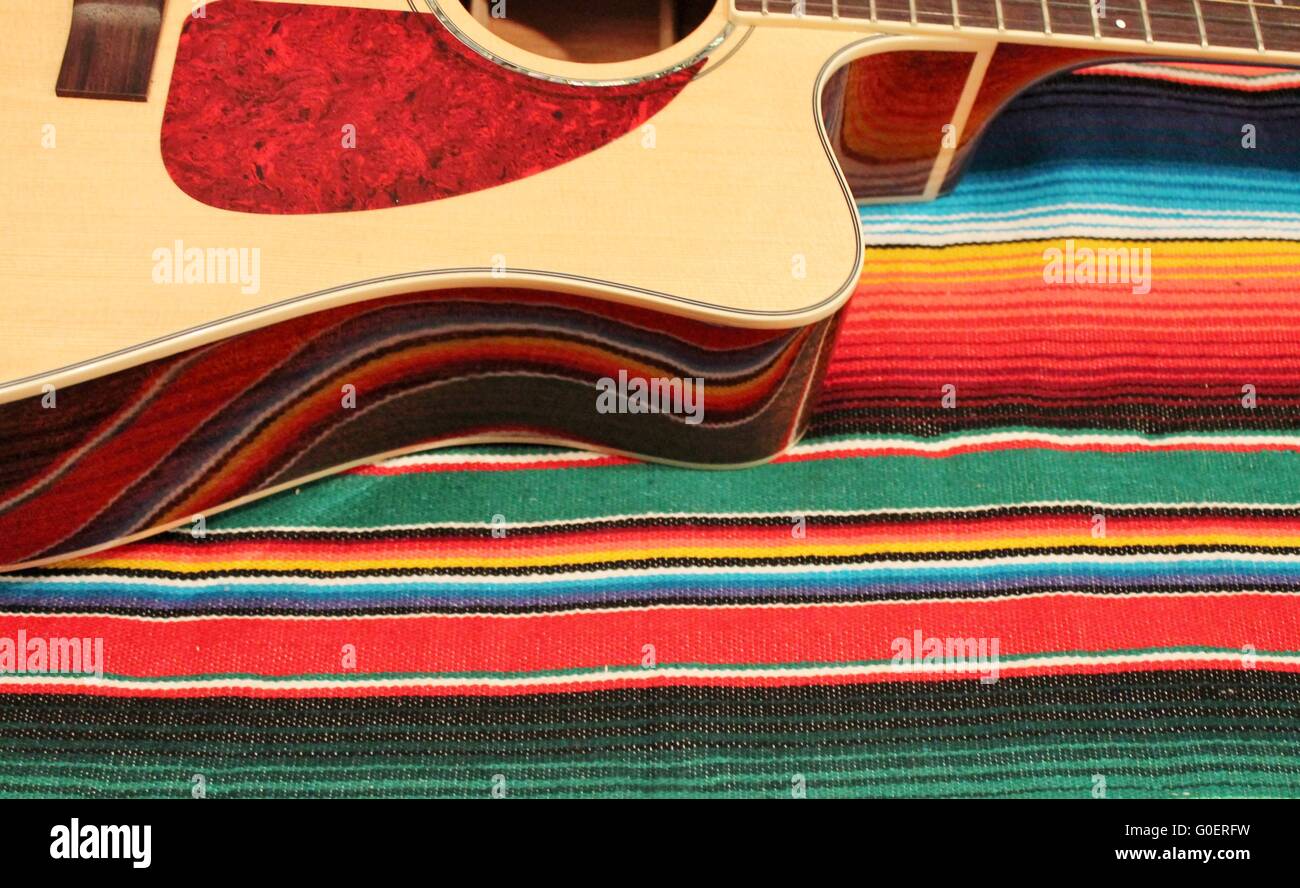 Poncho-Teppich in leuchtenden Farben mit Gitarre Zeitmessung Stockfoto