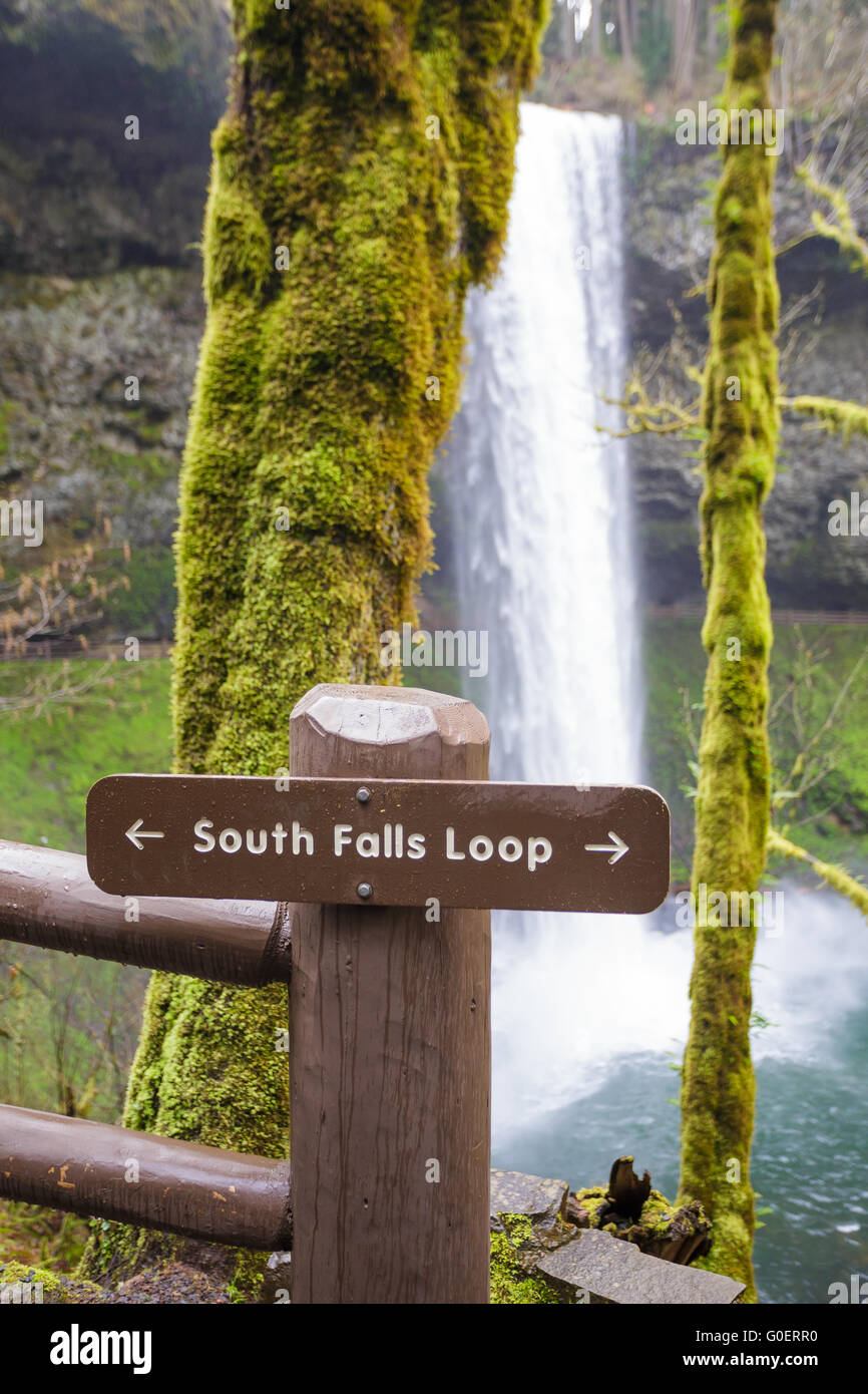 Süden fällt Schleife Zeichen bei Silver Falls State Park in Oregon. Stockfoto