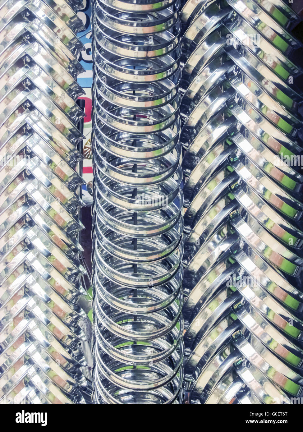 Metallringe hängen in einem Stapel Stockfoto