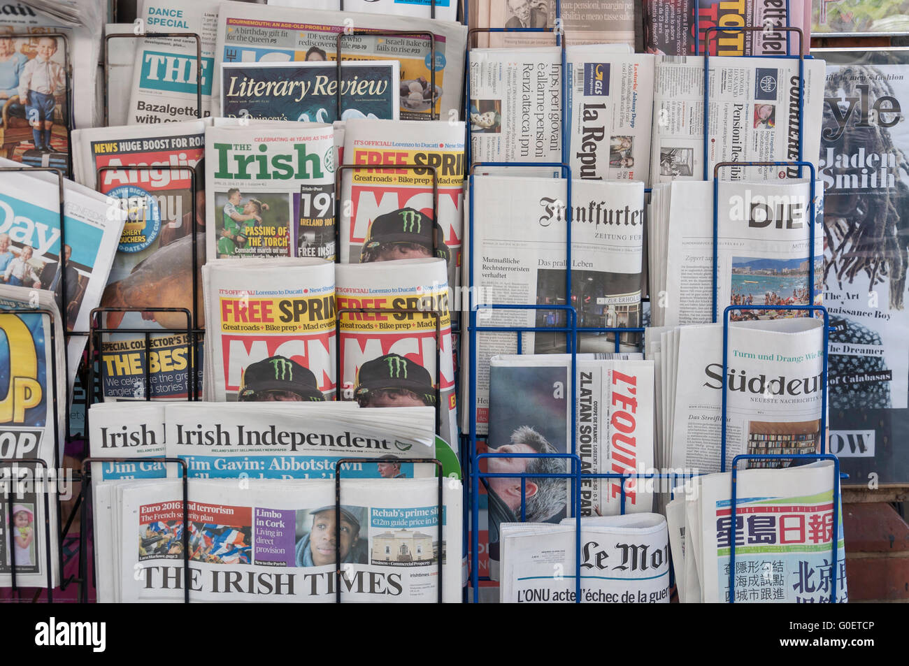 Internationale Zeitungen vor Kiosk Shop, Tottenham Street, Fitzrovia, Borough of Camden, London, England, Vereinigtes Königreich Stockfoto