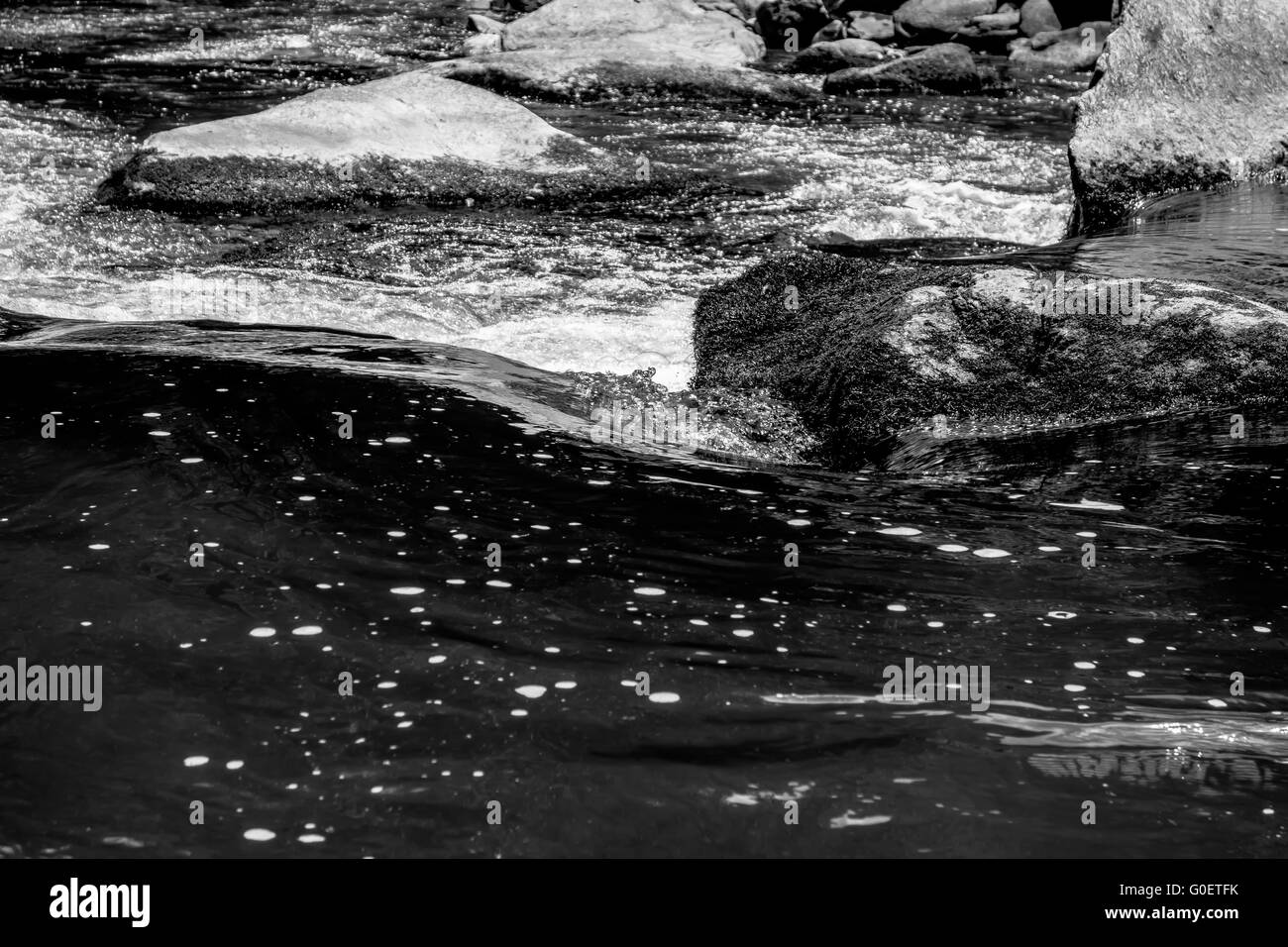 Fluss-Strom fließt über Felsformationen in den Bergen Stockfoto