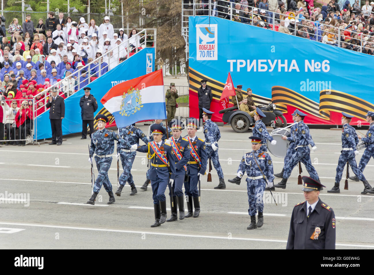 Russische Soldaten marschieren an der Parade am jährlichen Tag des Sieges Stockfoto