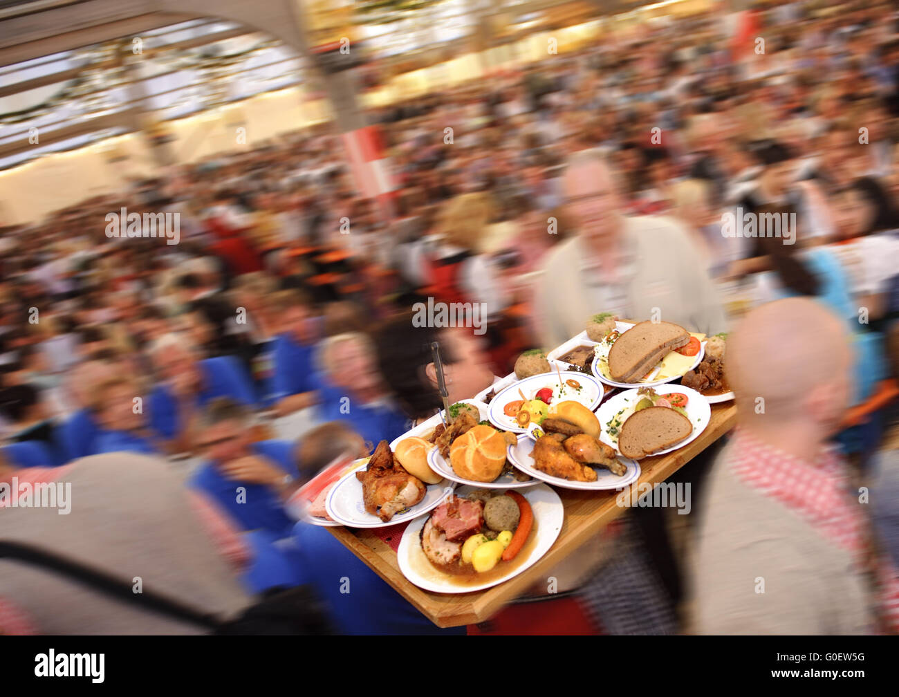 Oktoberfest, Bierzelt, Kellnerin mit bayerische Küche Stockfoto