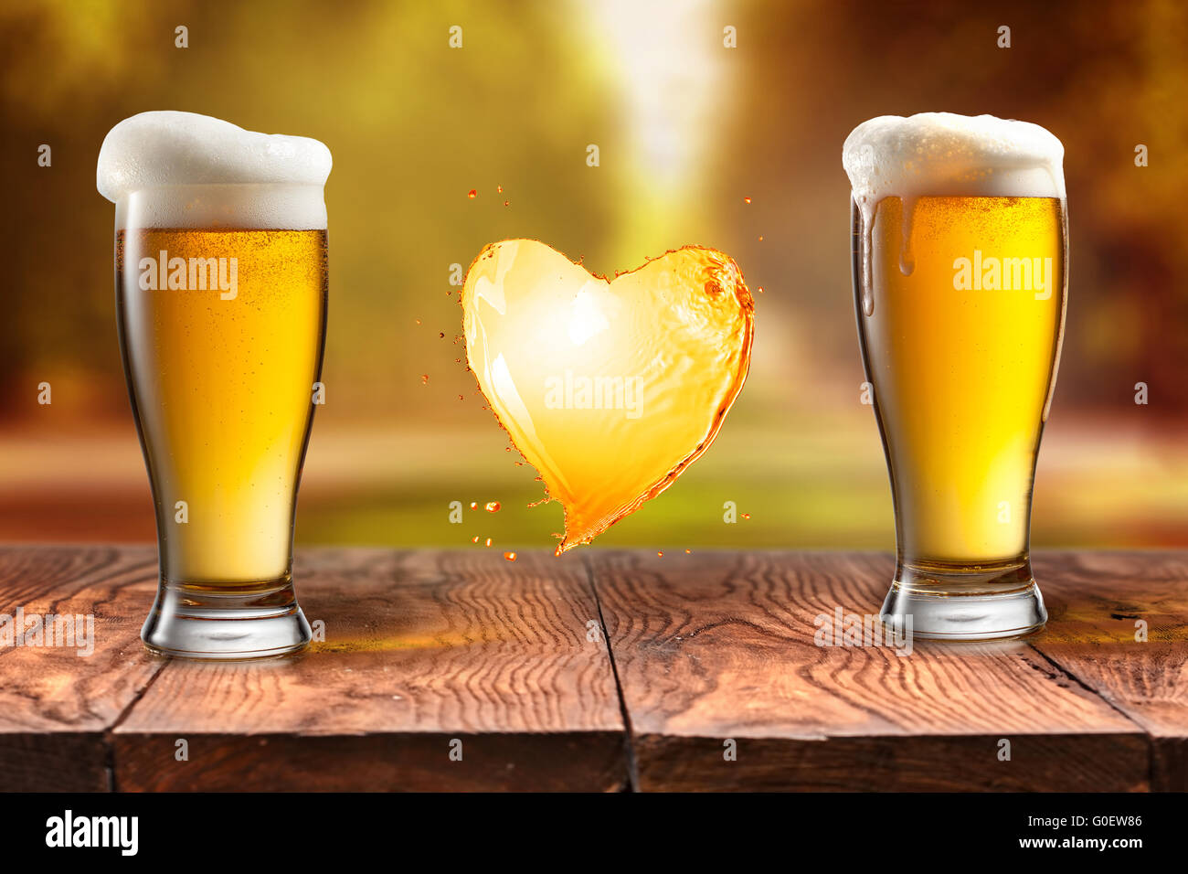Liebe Bier. Bier im Glas mit Herz Splash auf Holztisch wieder  Stockfotografie - Alamy