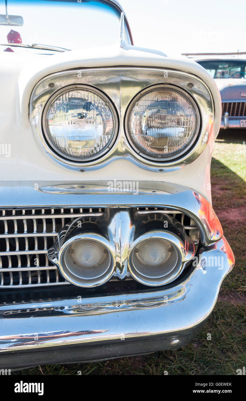 Frontscheinwerfer am 1958 Chevrolet Impala convertible, National Hotrod Show, A & P Showground, Christchurch, Canterbury, Neuseeland Stockfoto