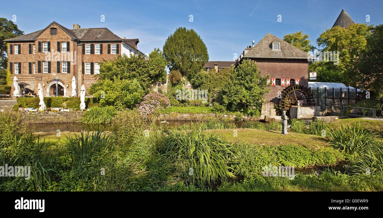 Fluss Schwalm mit Mühle und Burg in Brueggen Stockfoto