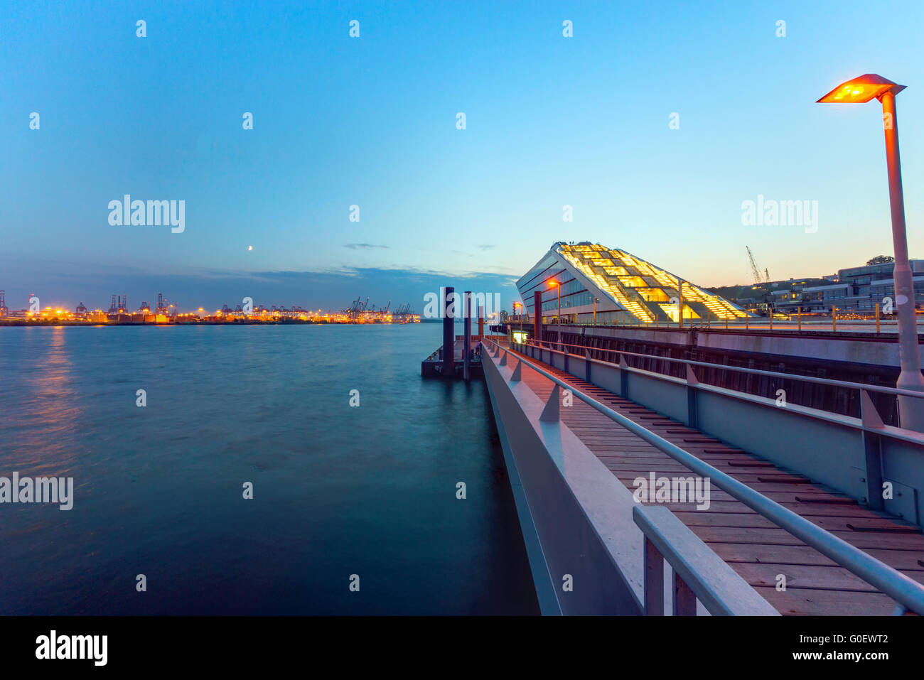 Die berühmten Hamburger Hafen nach Sonnenuntergang gesehen Stockfoto