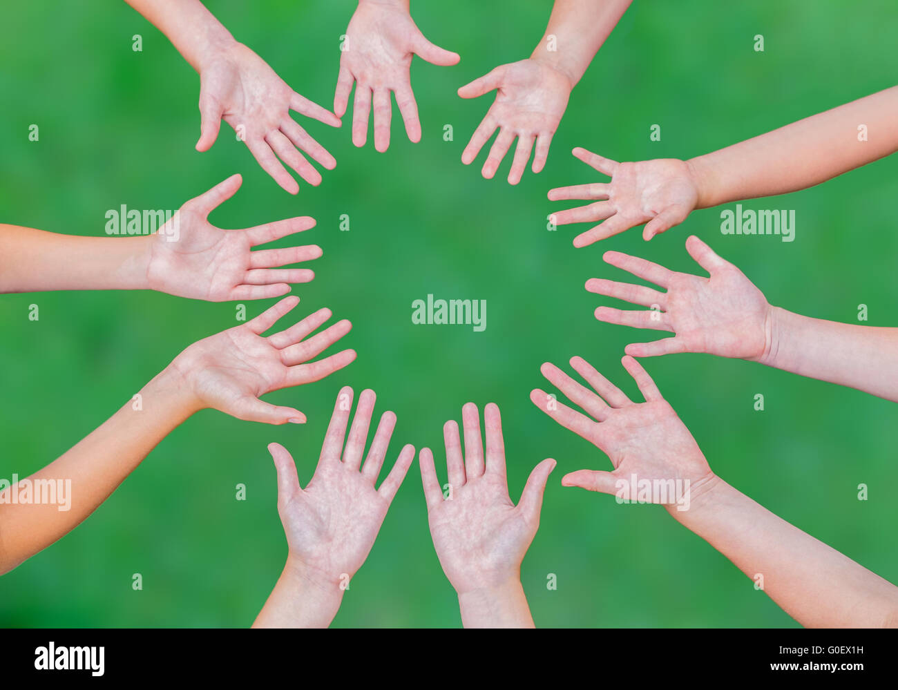 Arme Kinder zusammen im Kreis auf grünem backg Stockfoto