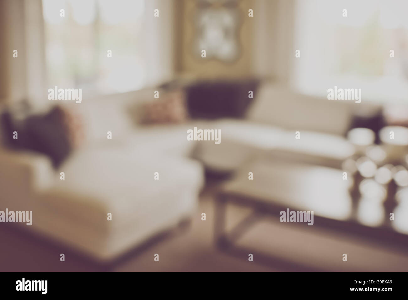 Verschwommene Wohnzimmer mit Sofas und Instagram Retrostil Filter Stockfoto