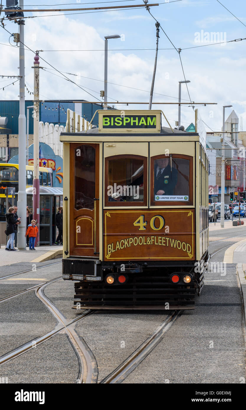 Blackpool und Fleetwood Tramroad Box Auto 40 bewegt sich entlang der Strandpromenade in Blackpool, Lancashire, UK Stockfoto