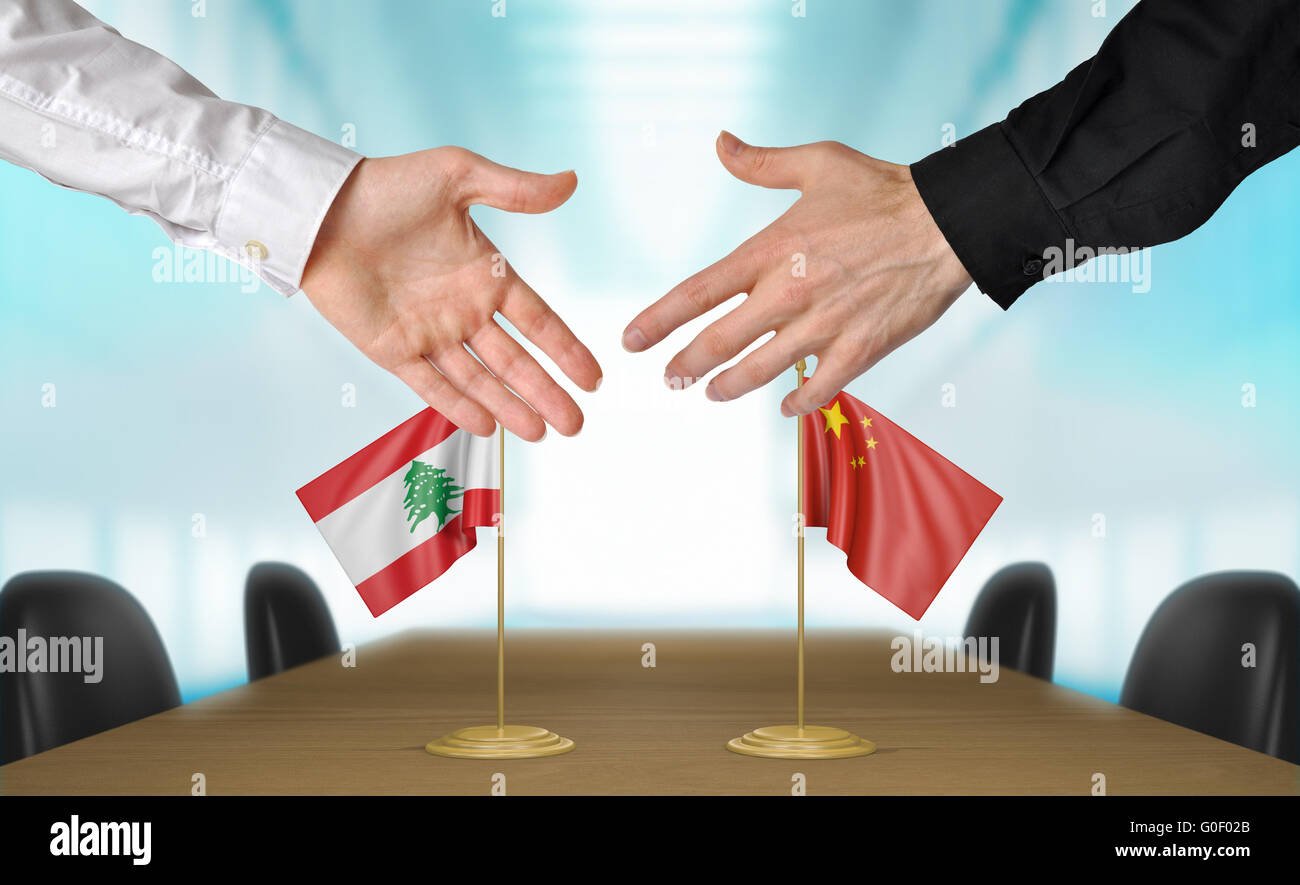 Libanon und China Diplomaten Händeschütteln zustimmen umgehen Stockfoto