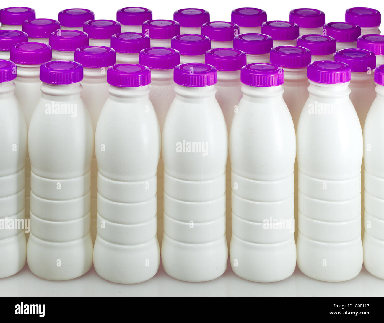 Milchprodukte-Flaschen mit hellen Abdeckungen Stockfoto